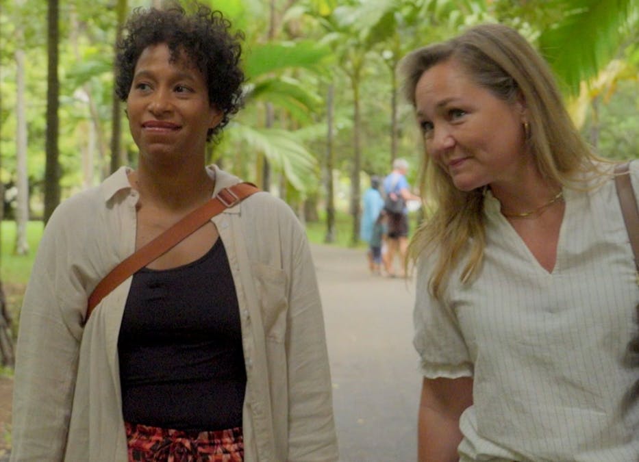 Mette Frisk sammen med Dominique, der er adopteret fra Mauritius og nu leder efter sin biologiske mor.