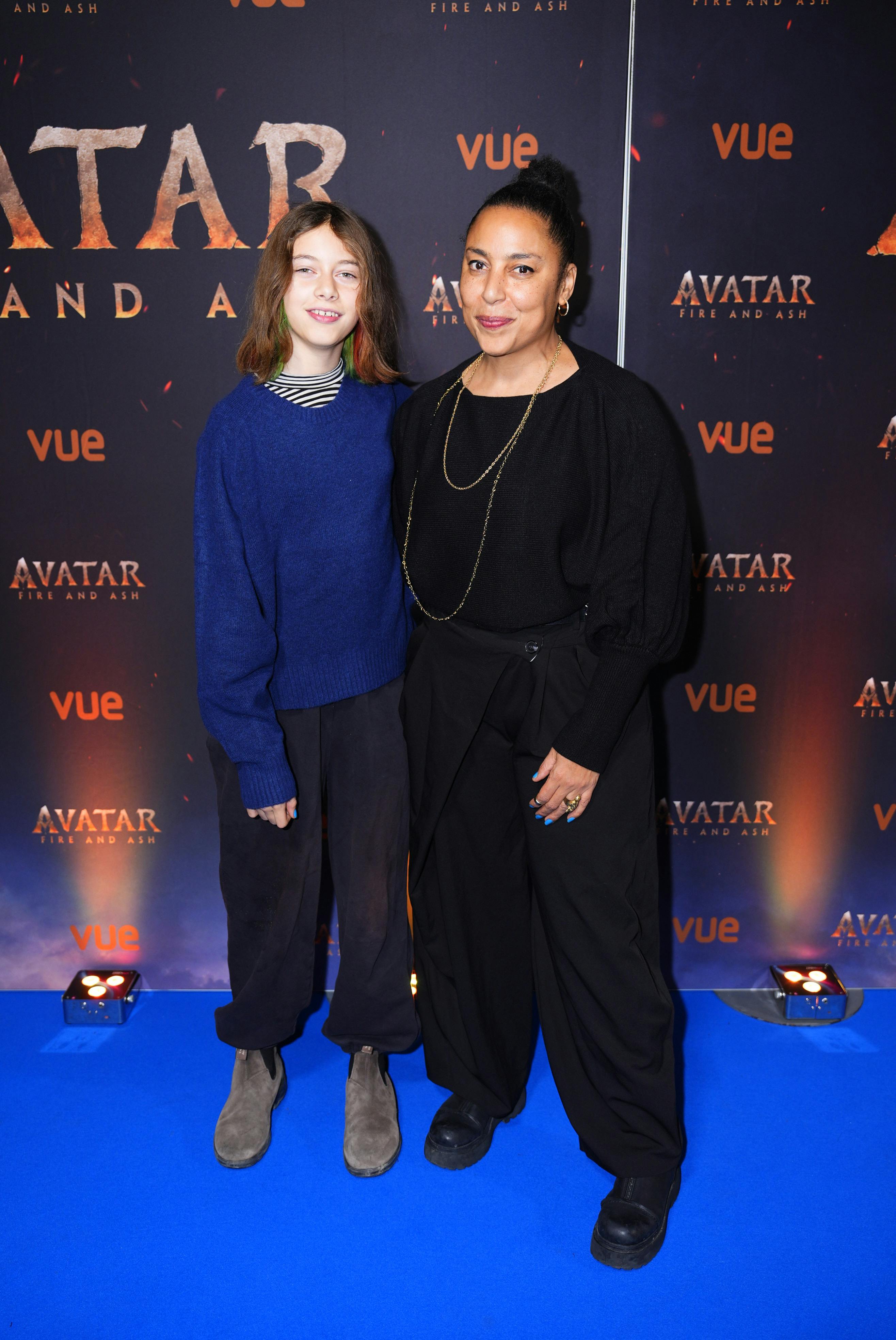 Karen Mukupa med datteren Tiki til premieren på "Avatar: Fire and Ash", der er tredje film i den populære serie.