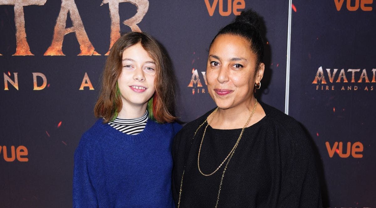 Karen Mukupa med datteren Tiki til premieren på "Avatar: Fire and Ash", der er tredje film i den populære serie.