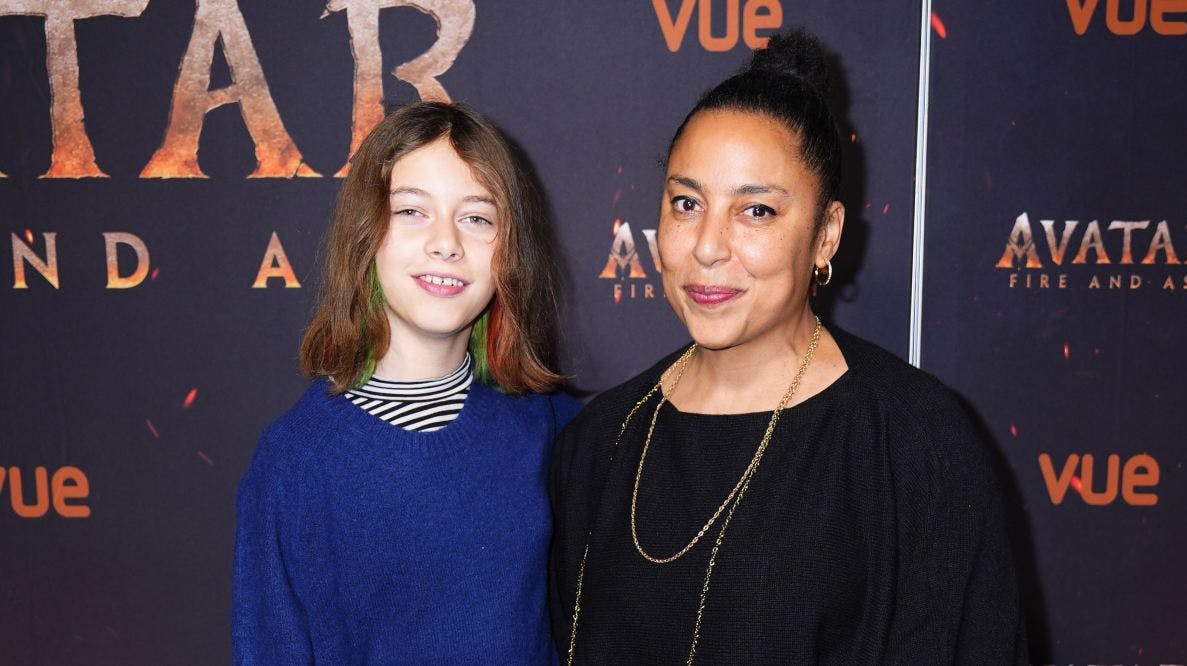 Karen Mukupa med datteren Tiki til premieren på "Avatar: Fire and Ash", der er tredje film i den populære serie.
