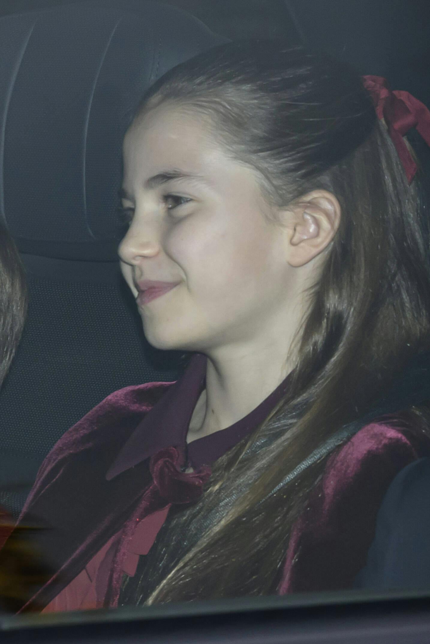 Prinsesse Charlotte var fint klædt på, da hun ankom til familiejulefrokosten sammen med sine forældre og sine brødre.