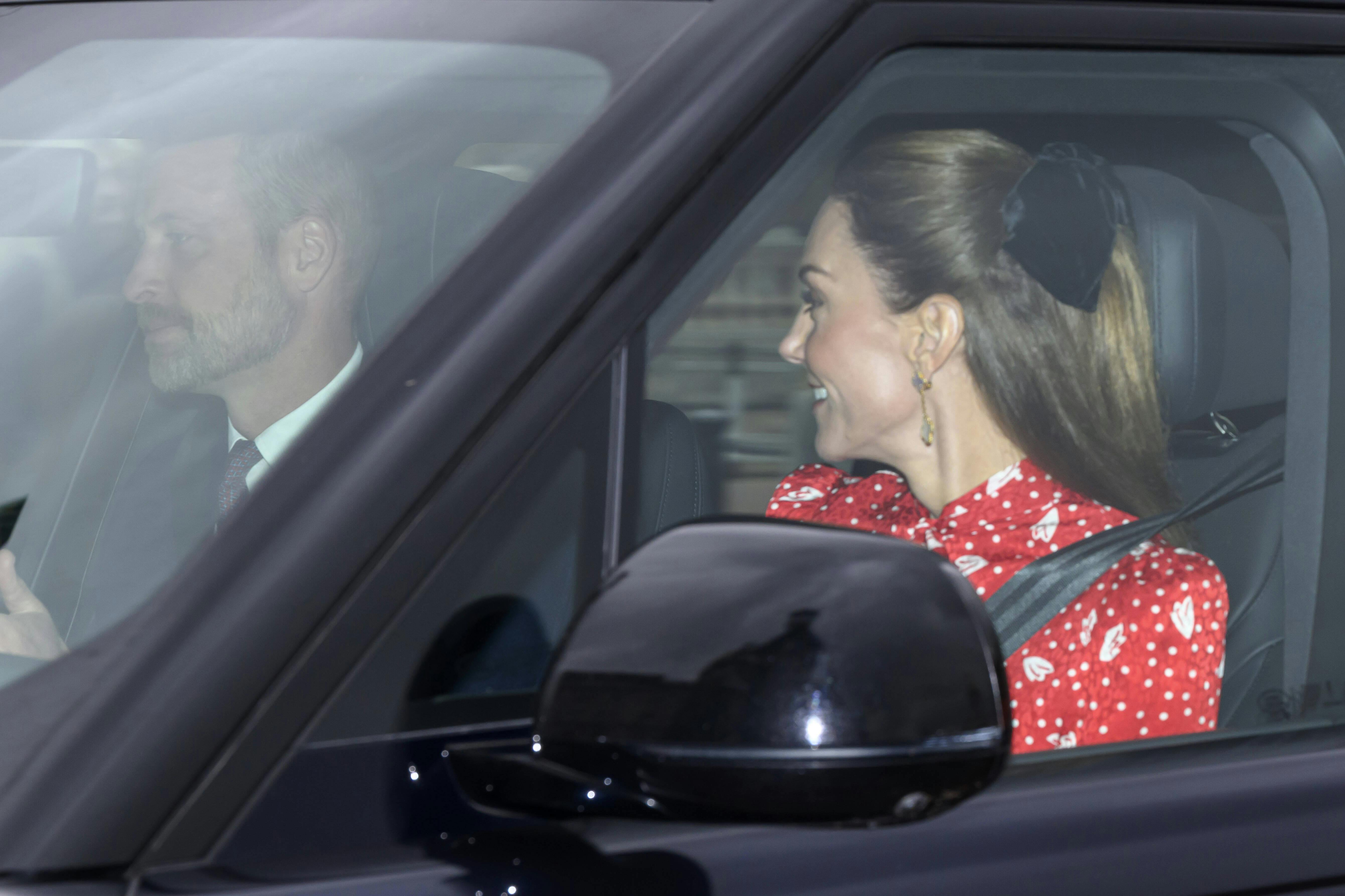 Prinsesse Catherine bar et rødt julelook og en blød veloursløjfe.