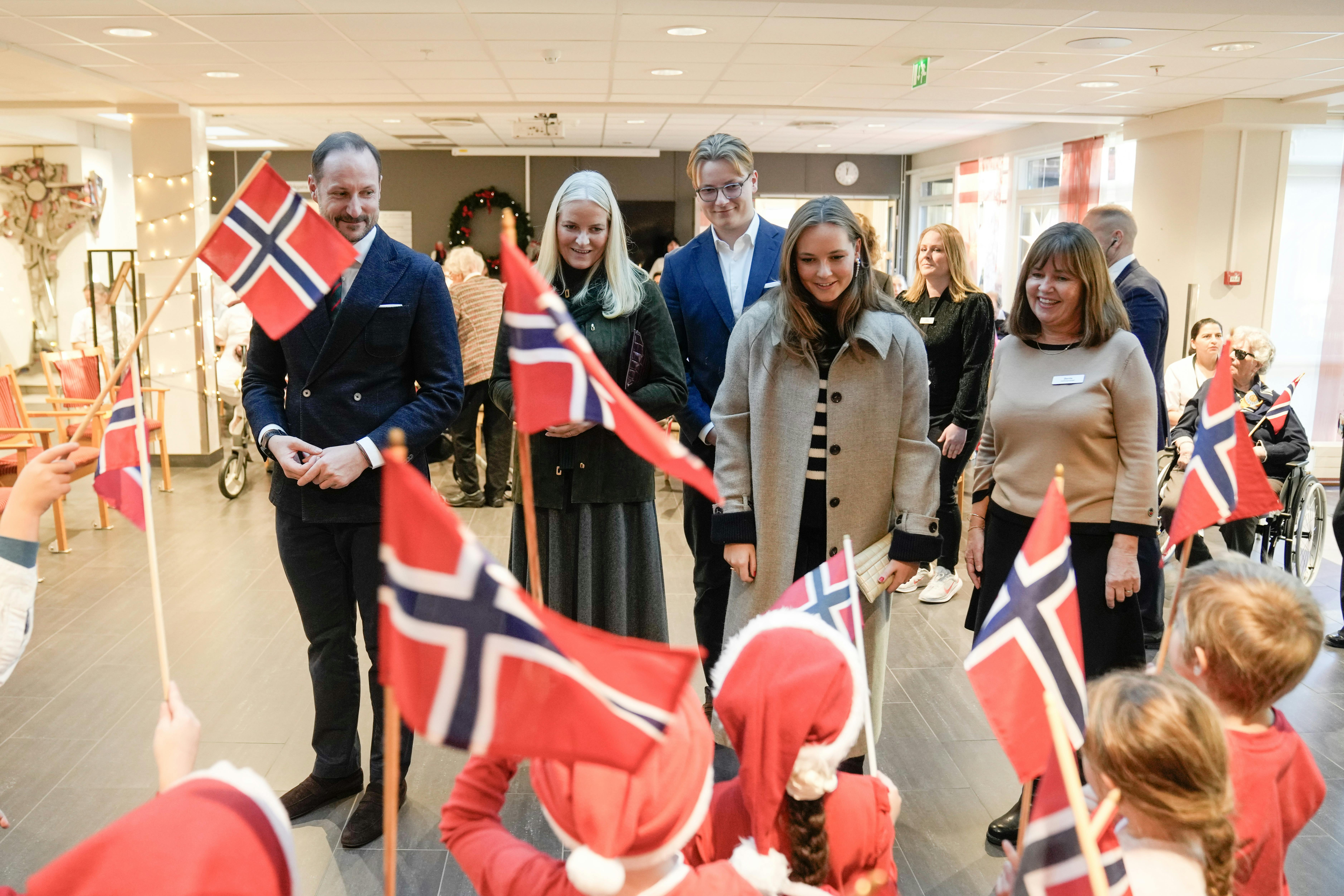 Kronprinsfamilien på julebesøg på plejehjemmet Langerudhjemmet.