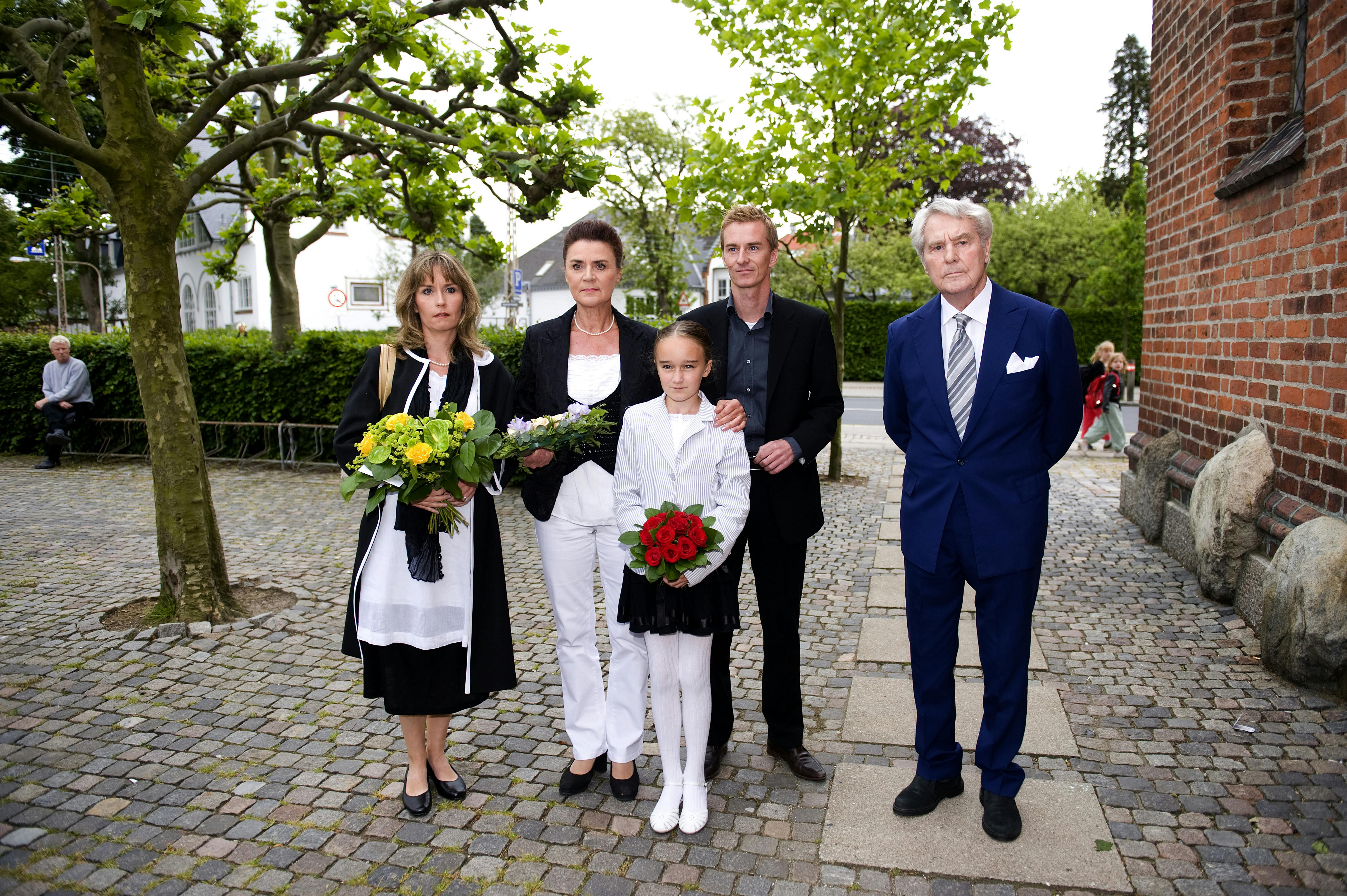 Helle Virkners bisættelse (begravelse) i Skovshoved Kirke - Holger Juul Hansen og familie - fra venstre: datter Christina - kone Inge Juul Hansen - barnebarn Lærke - søn Peter - familie - Dato: 15.06.2009 -Foto: Jesper Sunesen