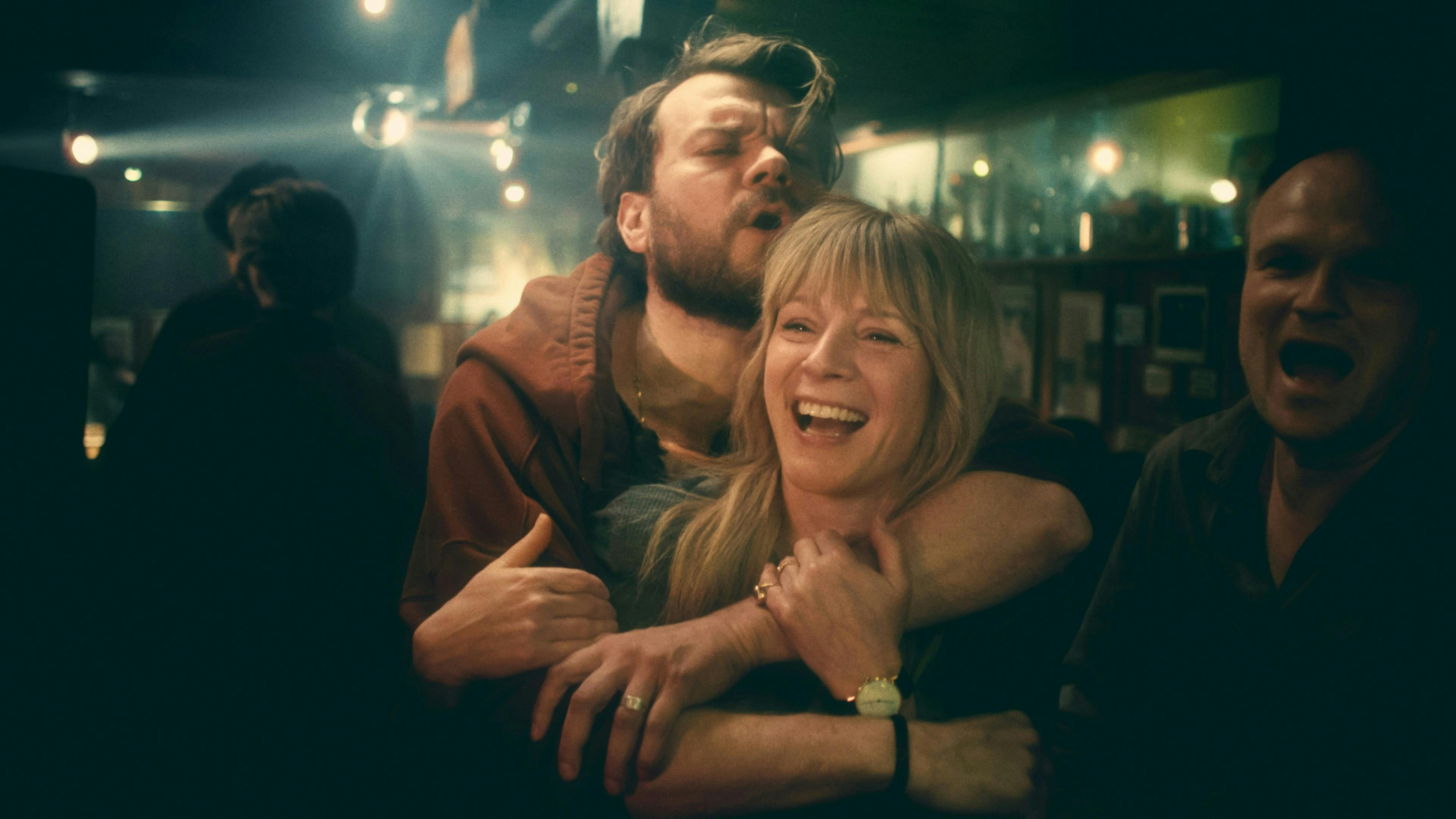 Pilou Asbæk og Iben Hjejle i "Den gode stemning".