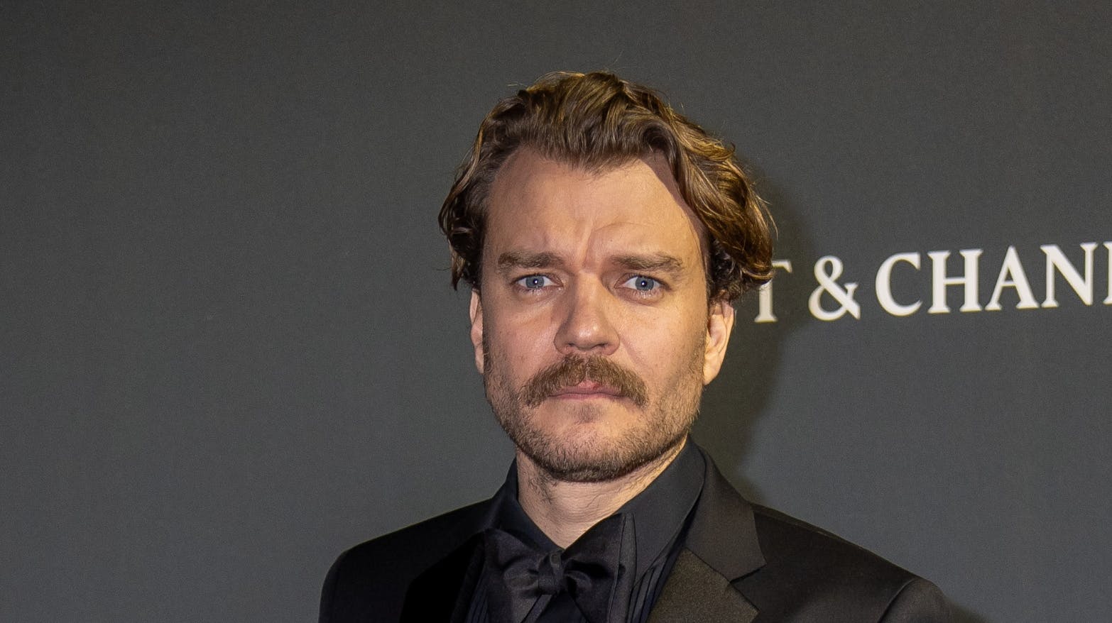 Pilou Asbæk kan for tiden opleves som Mads i serien "Den gode stemning".