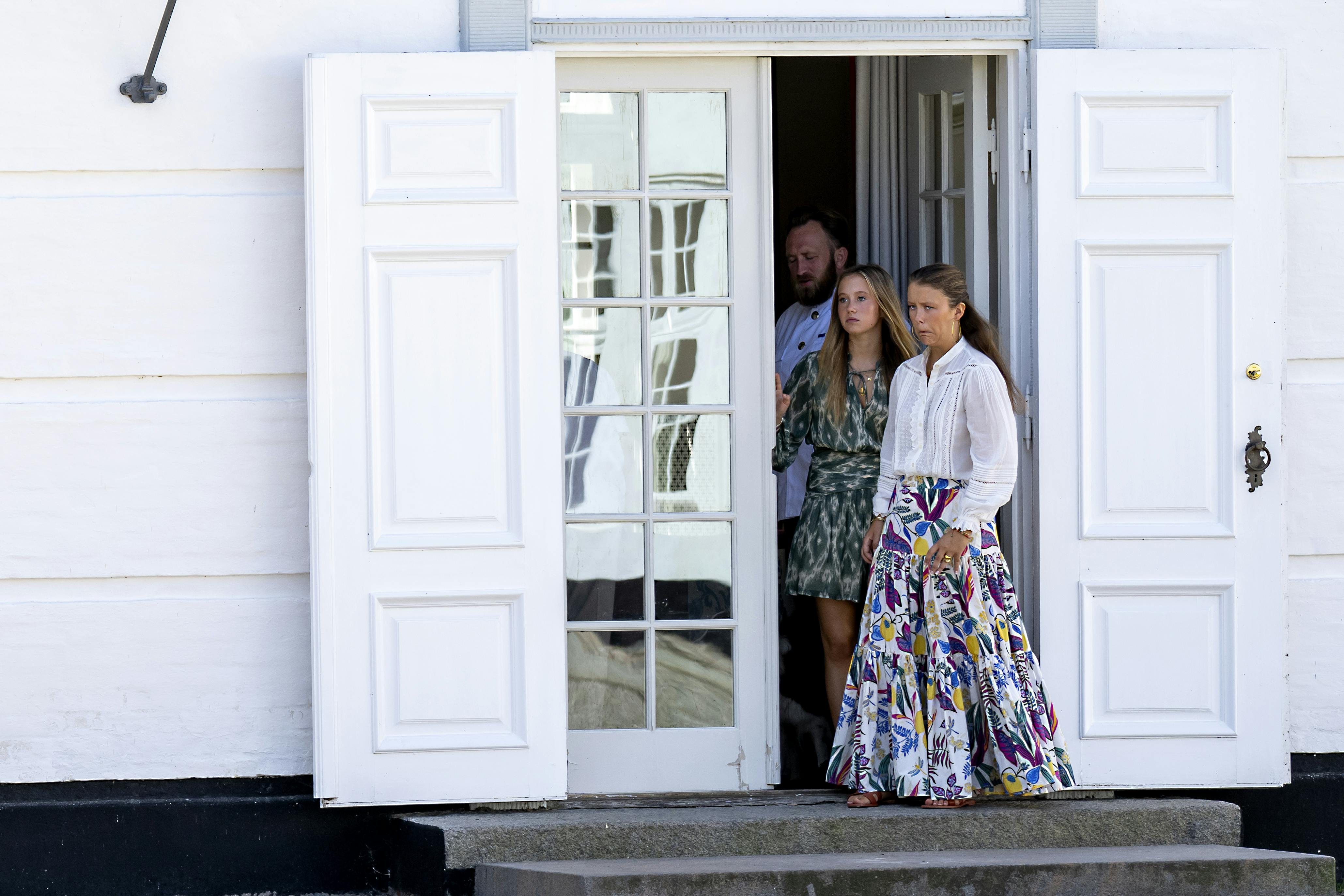 Hans majestæt Kong Frederik med dronning Mary og børnene Prins Vincent, Prinsesse Isabella & Prinsesse Josephine samt Prins Gustav og hustru Carina af Berleburg og deres børn prins Gustav Albrecht & Prinsesse Mafalda så det store vagtskifte ved Graasten Slot i Gråsten. 1. august 2025