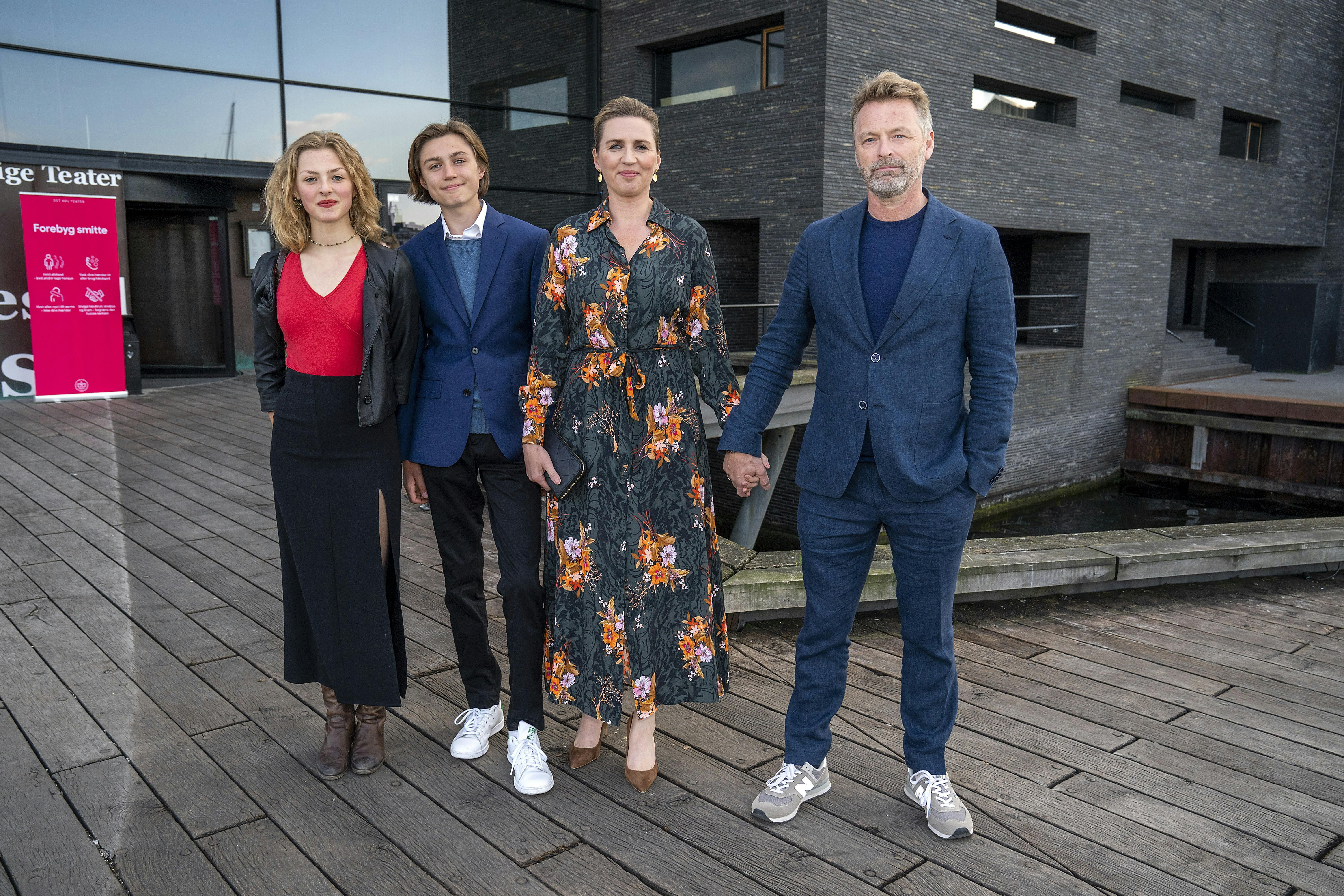 Mette Frederiksen og Bo Tengberg i selskab med hendes søn, Magne, og hans datter, Matilde.