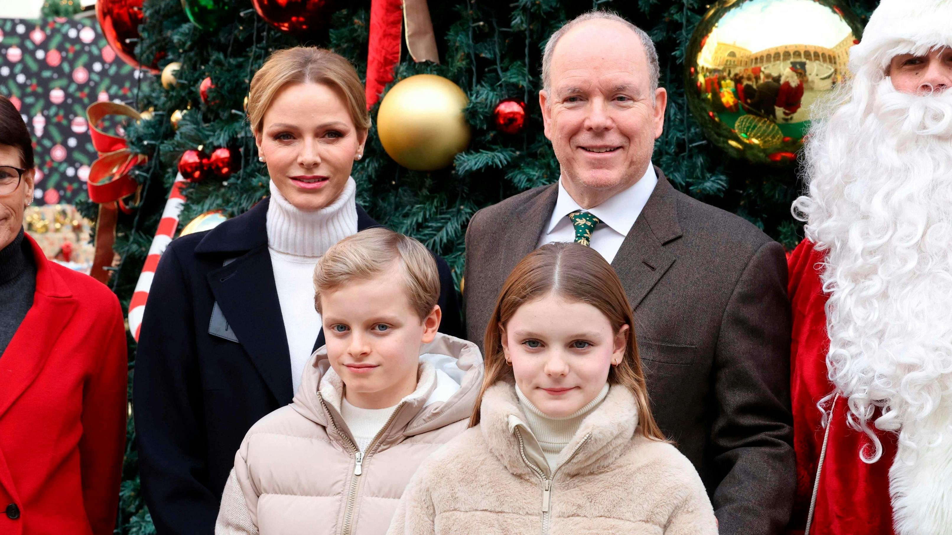 Fyrstinde Charlene og fyrst Albert med deres børn, kronprins Jacques og prinsesse Gabriella. 