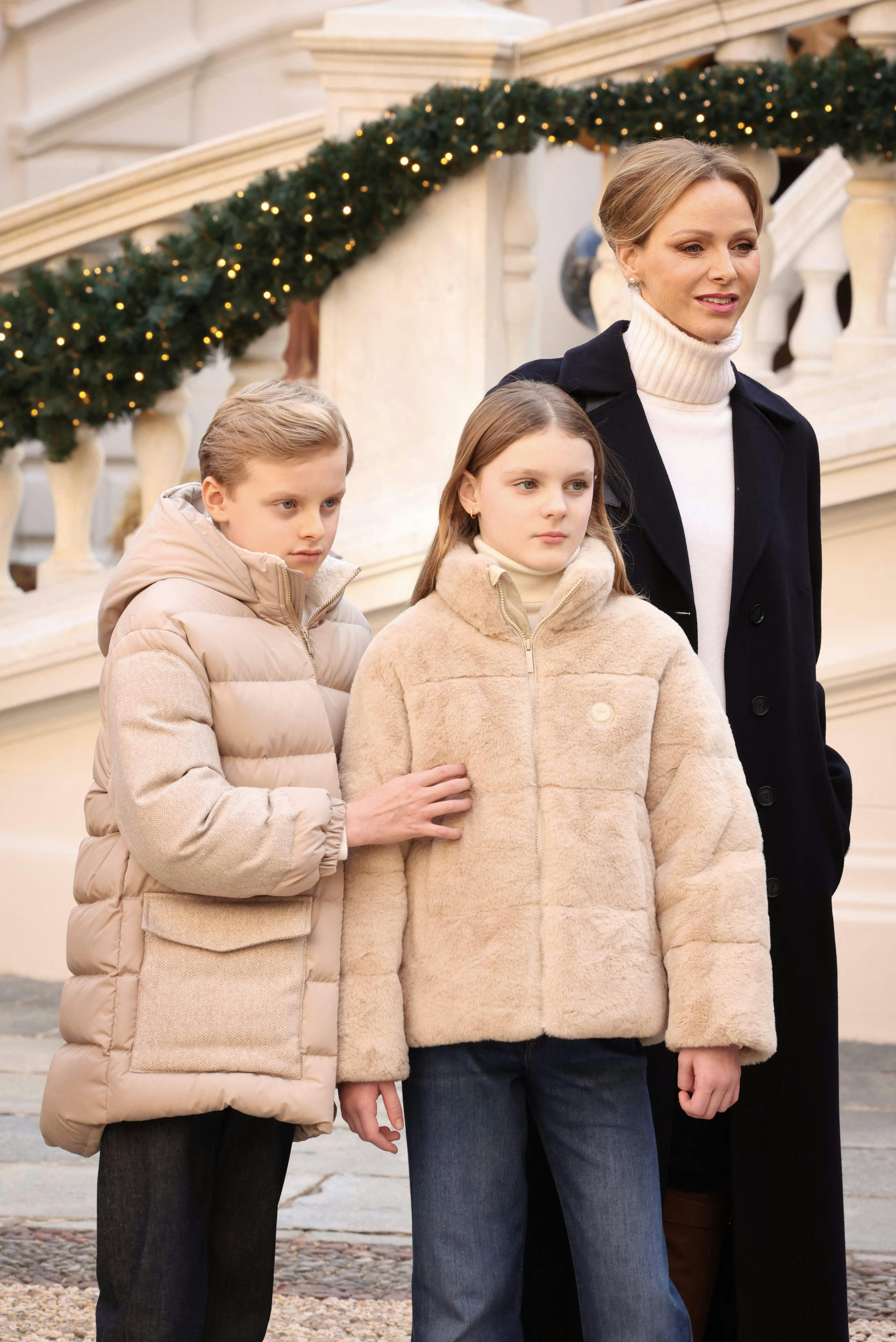 Kronprins Jacques og prinsesse Gabriella sammen med deres mor, fyrstinde Charlene.