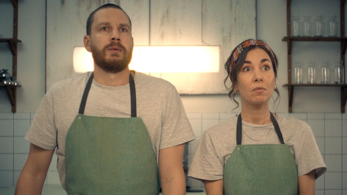 Jesper Zuschlag og Julie Rudbæk har skrevet og instrueret "Bag enhver mand", og de spiller også de to hovedkarakterer, Michael og Naja. 