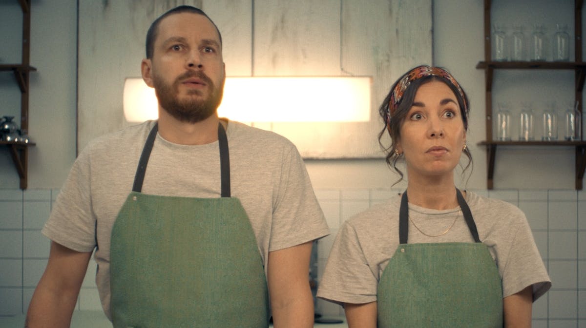 Jesper Zuschlag og Julie Rudbæk har skrevet og instrueret "Bag enhver mand", og de spiller også de to hovedkarakterer, Michael og Naja.