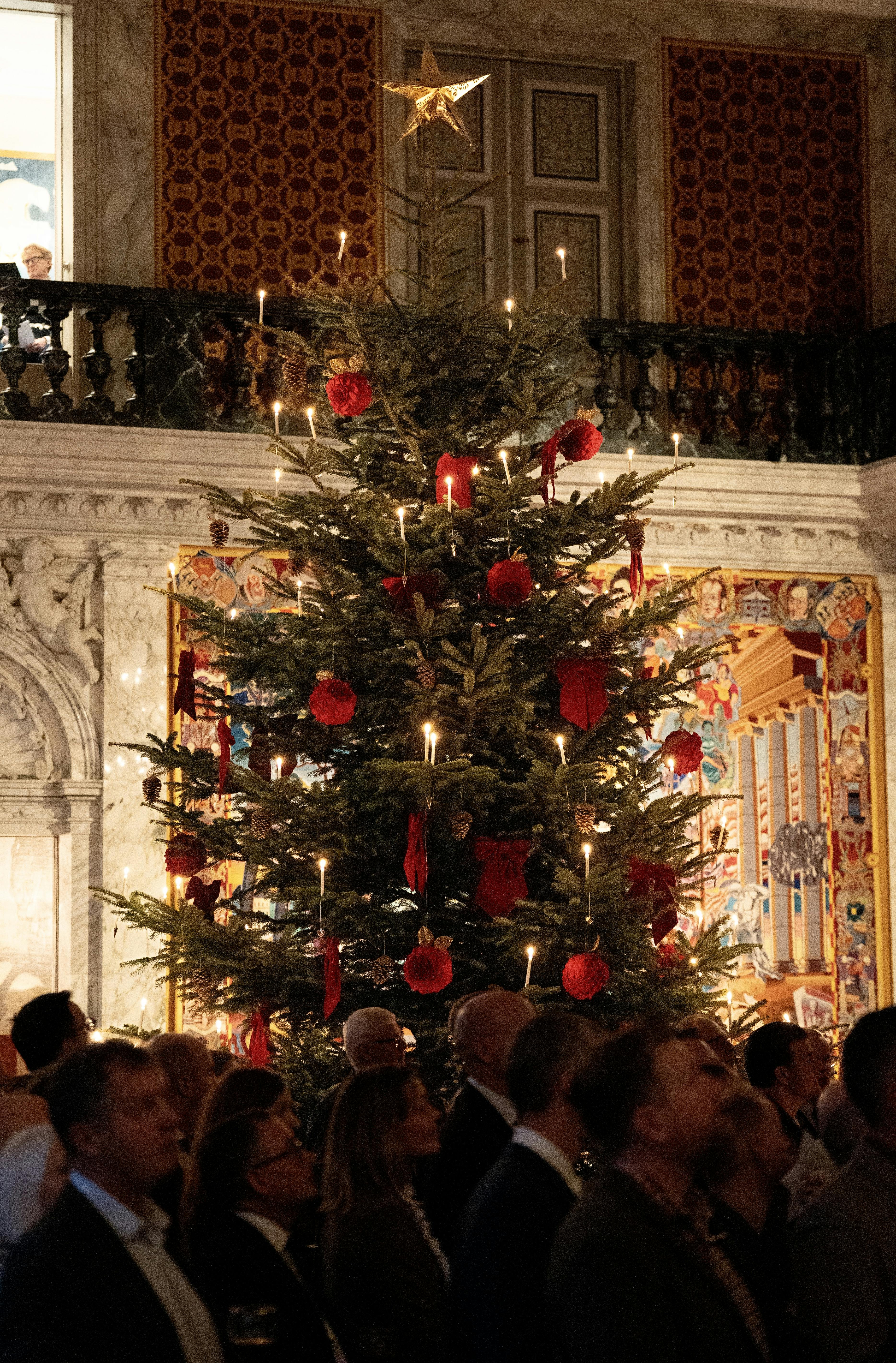 Kong Frederik og dronning Mary holder julearrangement for ansatte og nære samarbejdspartnere i Riddersalen på Christiansborg Slot. Onsdag den 17. december 2025. Prinsesse Isabella, kronprins Christian og prins Vincent var også til stede.