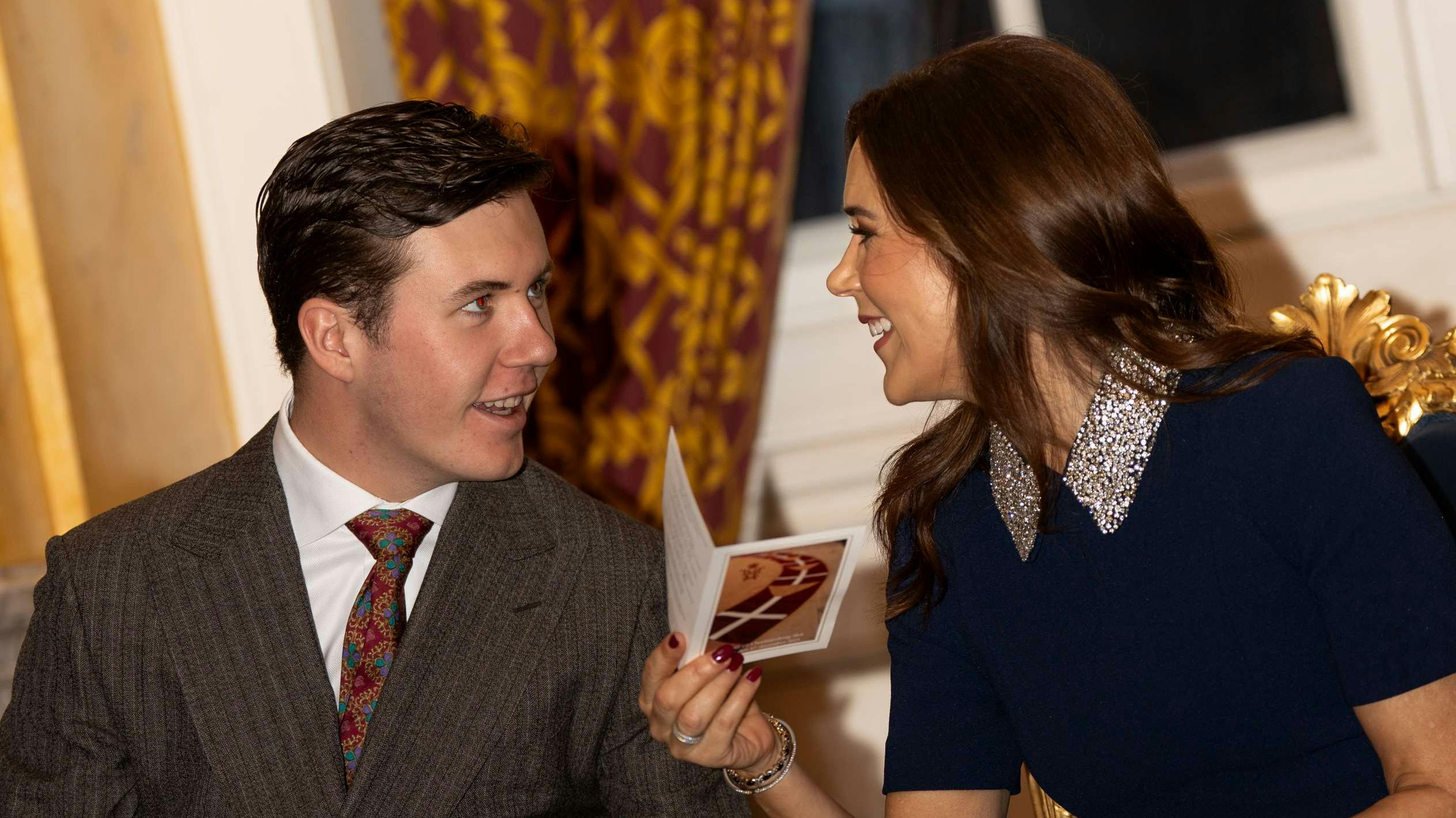 Et sødt øjeblik mellem kronprins Christian og dronning Mary til kongefamiliens julehygge i Riddersalen på Christiansborg Slot den 17. december 2025.