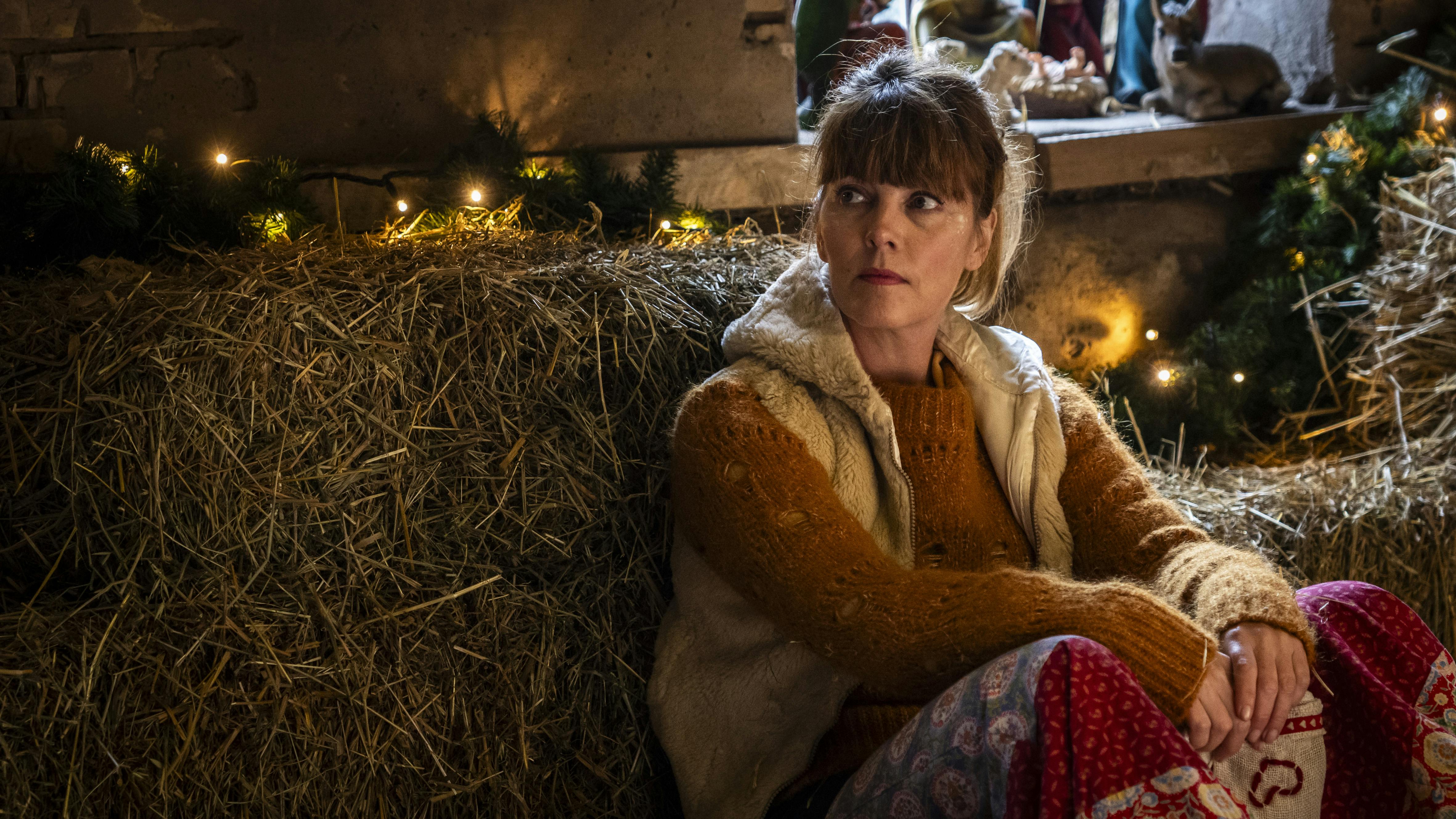 Moster Karoline, spillet af Lærke Winther, virker ikke synderligt begejstret over at være tilbage hos familien.