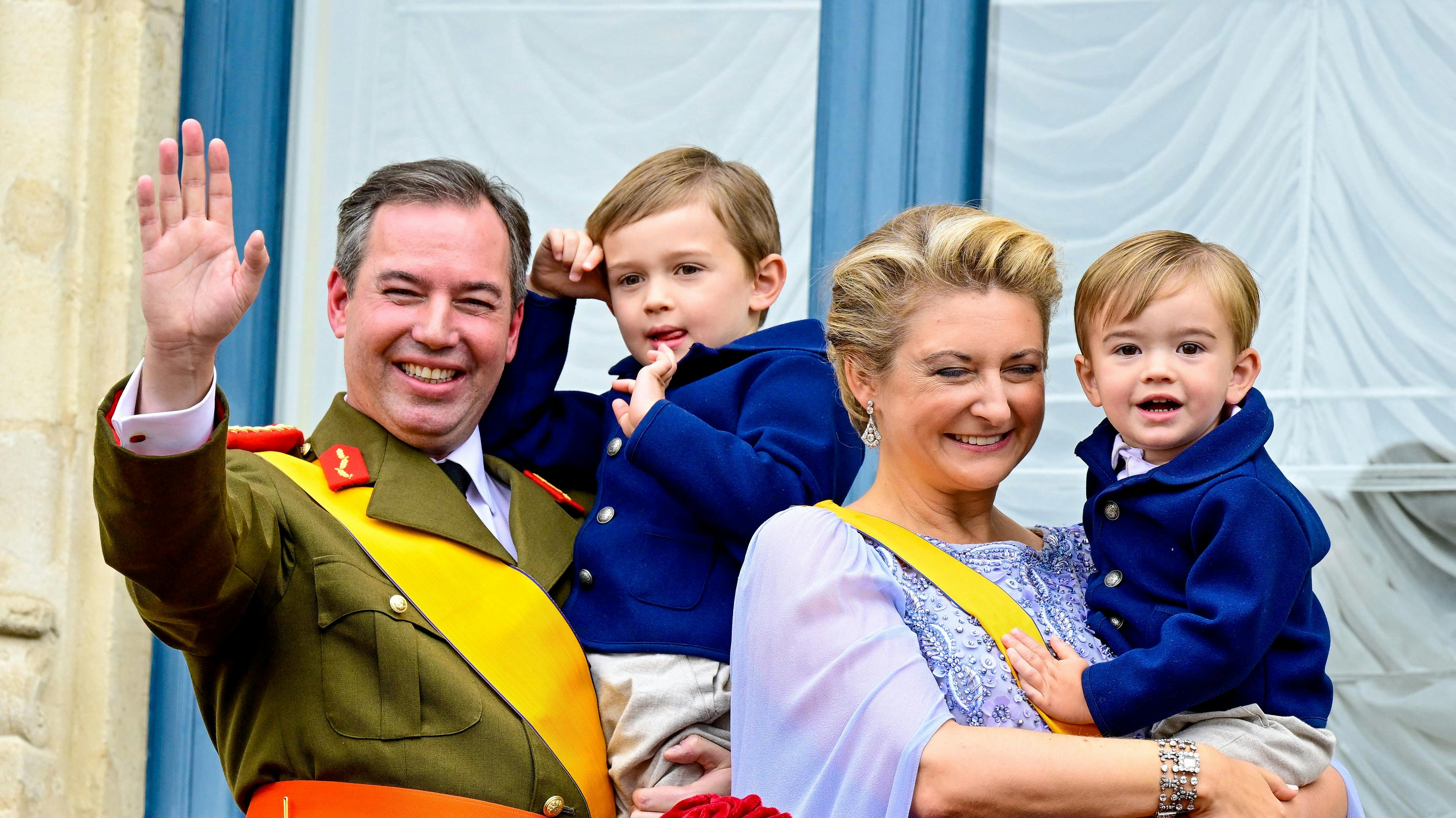 Charles og François var med deres forældre, storhertug Guillaume og storhertuginde Stéphanie, på balkonen.