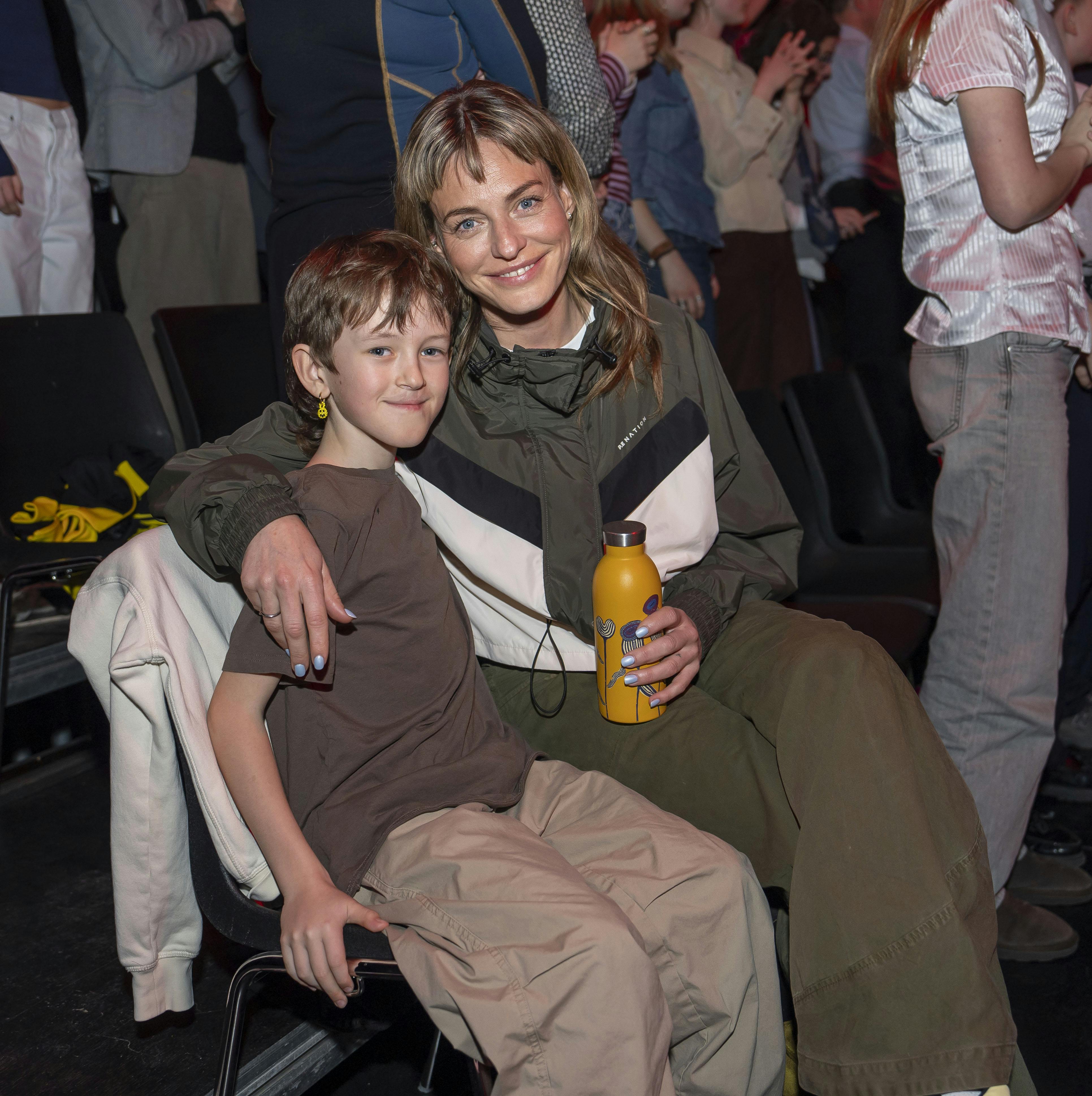 Tv-værten Sarah Grünewald med sin søn Luis i 2025.