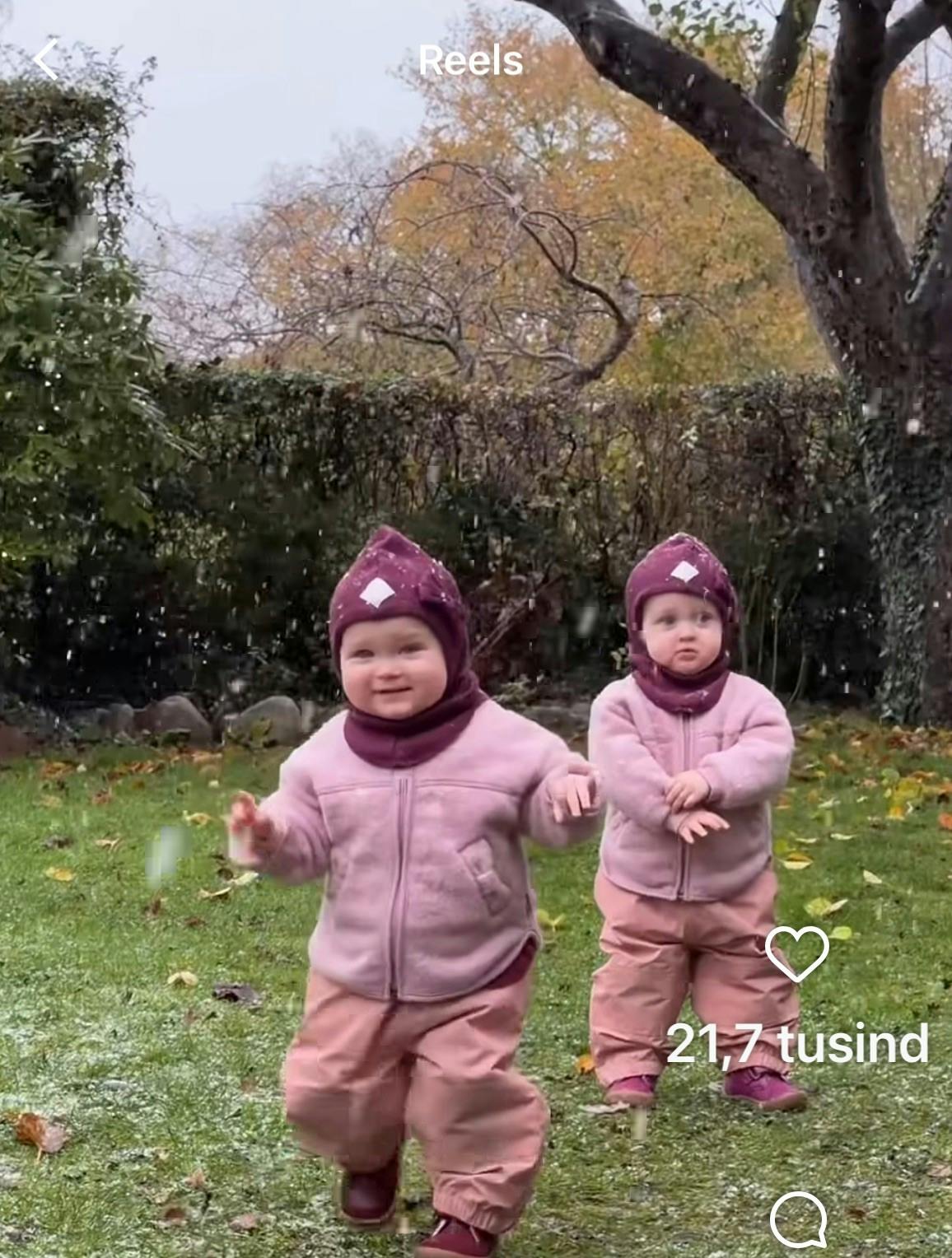 Nora og Emma oplever sne for første gang.