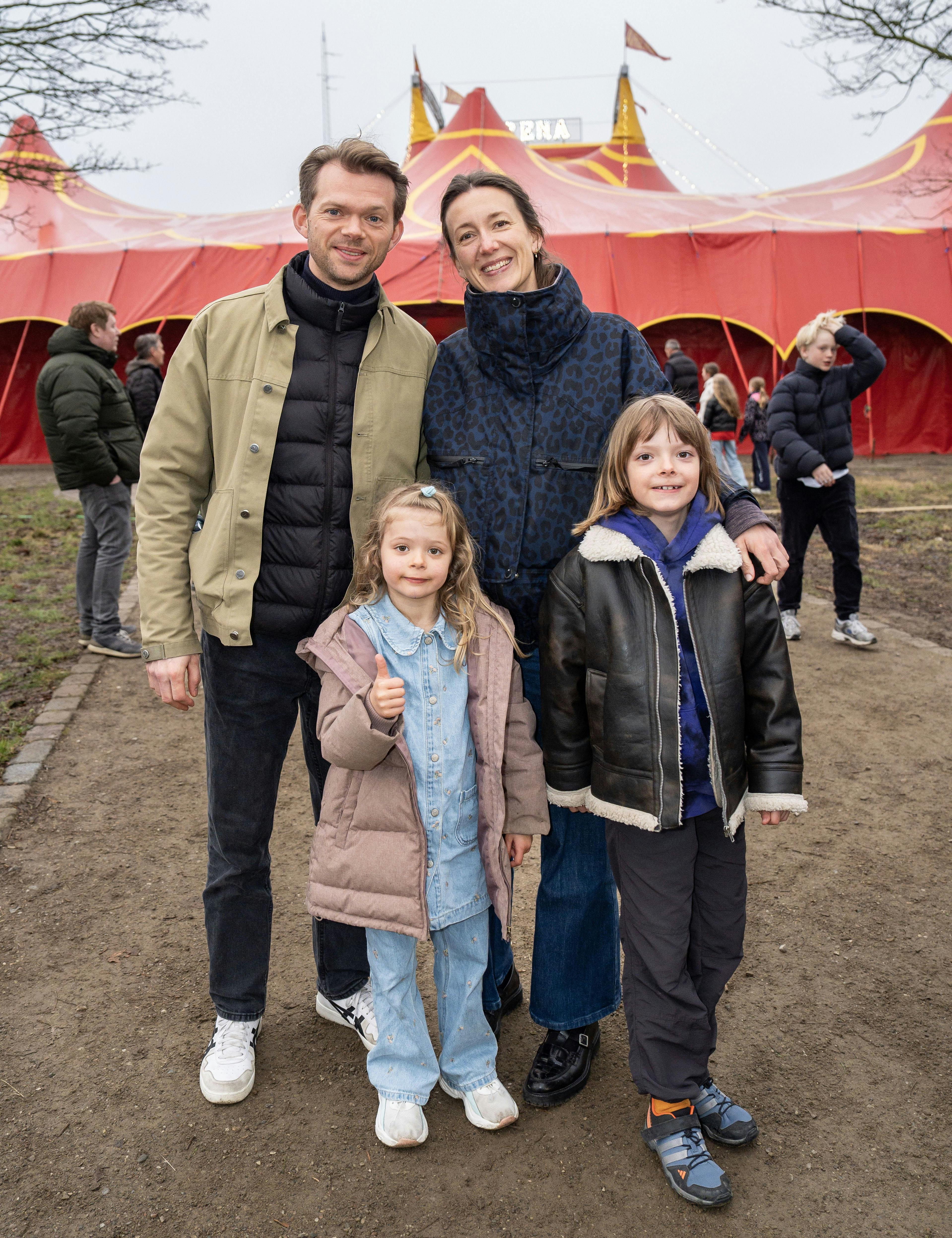 Sigurd Holmen Le Dous har lært hustruen Sidsel at kende gennem Amalie Dollerup. Parret er forældre til Herbert og Gunhild. 