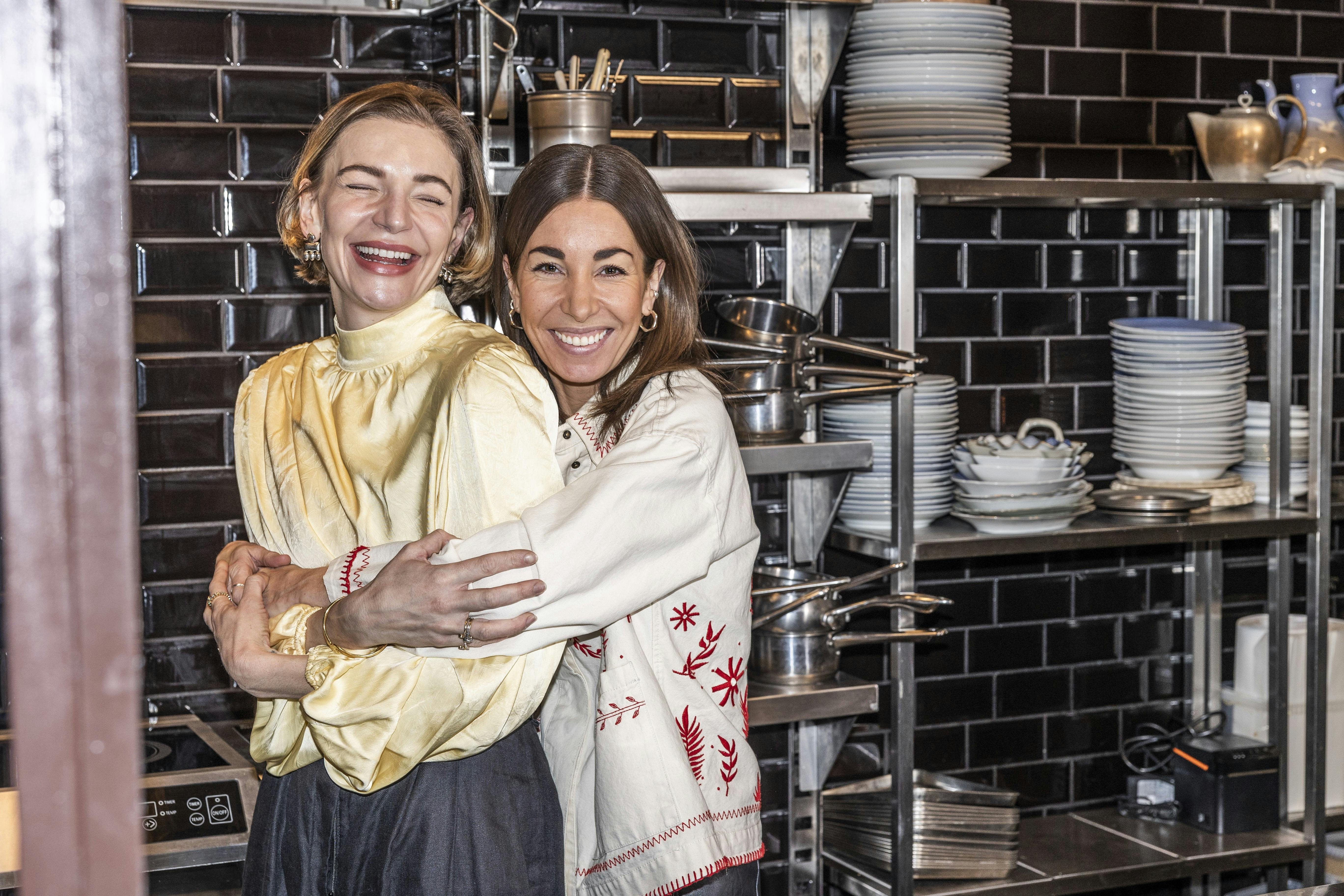 Molly Egelind og Julie Rudbæk har haft mange scener sammen i "Bag enhver mand", og der var god stemning mellem de to skuespillere på pressemødet. 