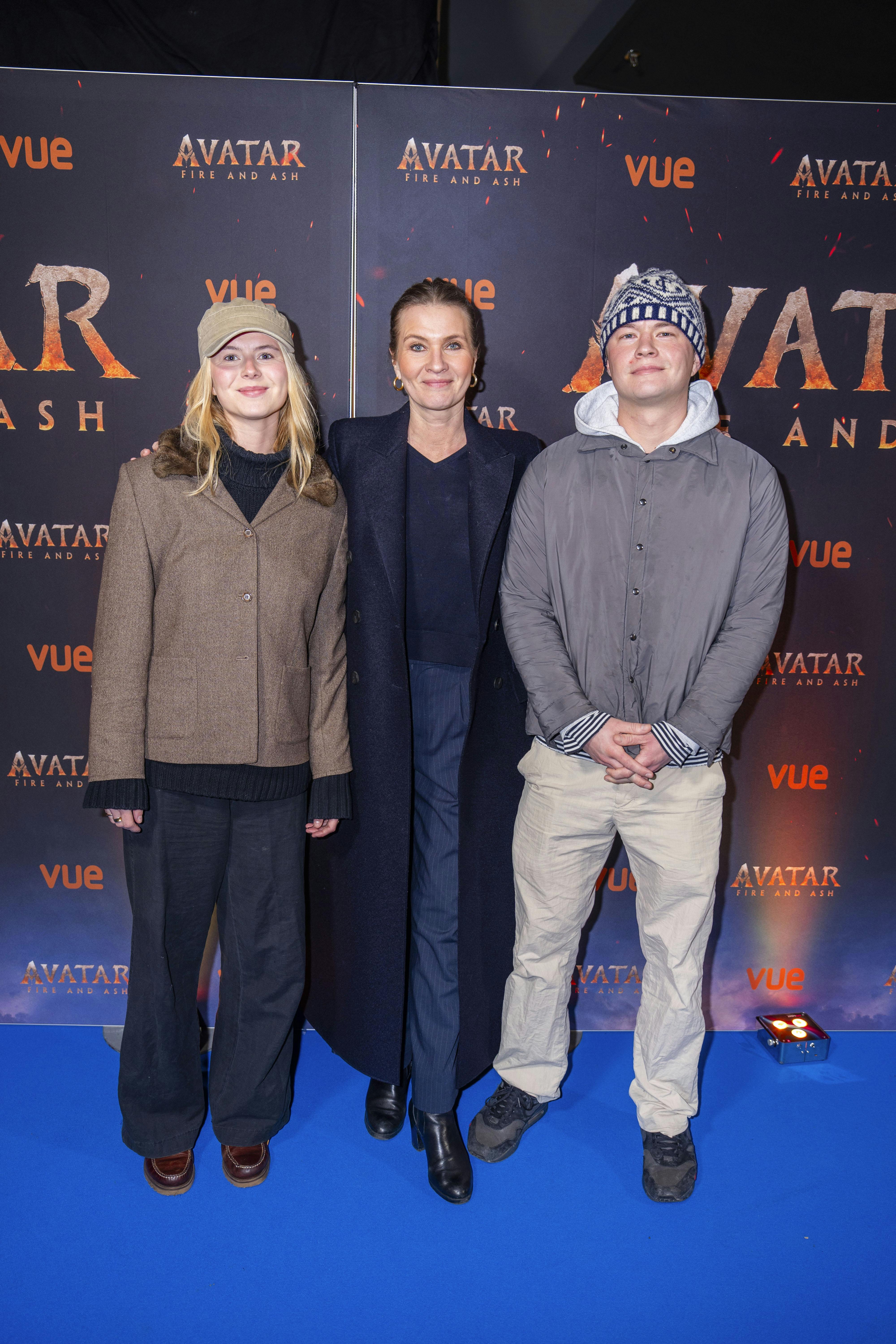 Anne Sofie Espersen havde to af sine børn med til filmpremiere. Hun står mellem datteren Sulajma og sønnen Sylvester.