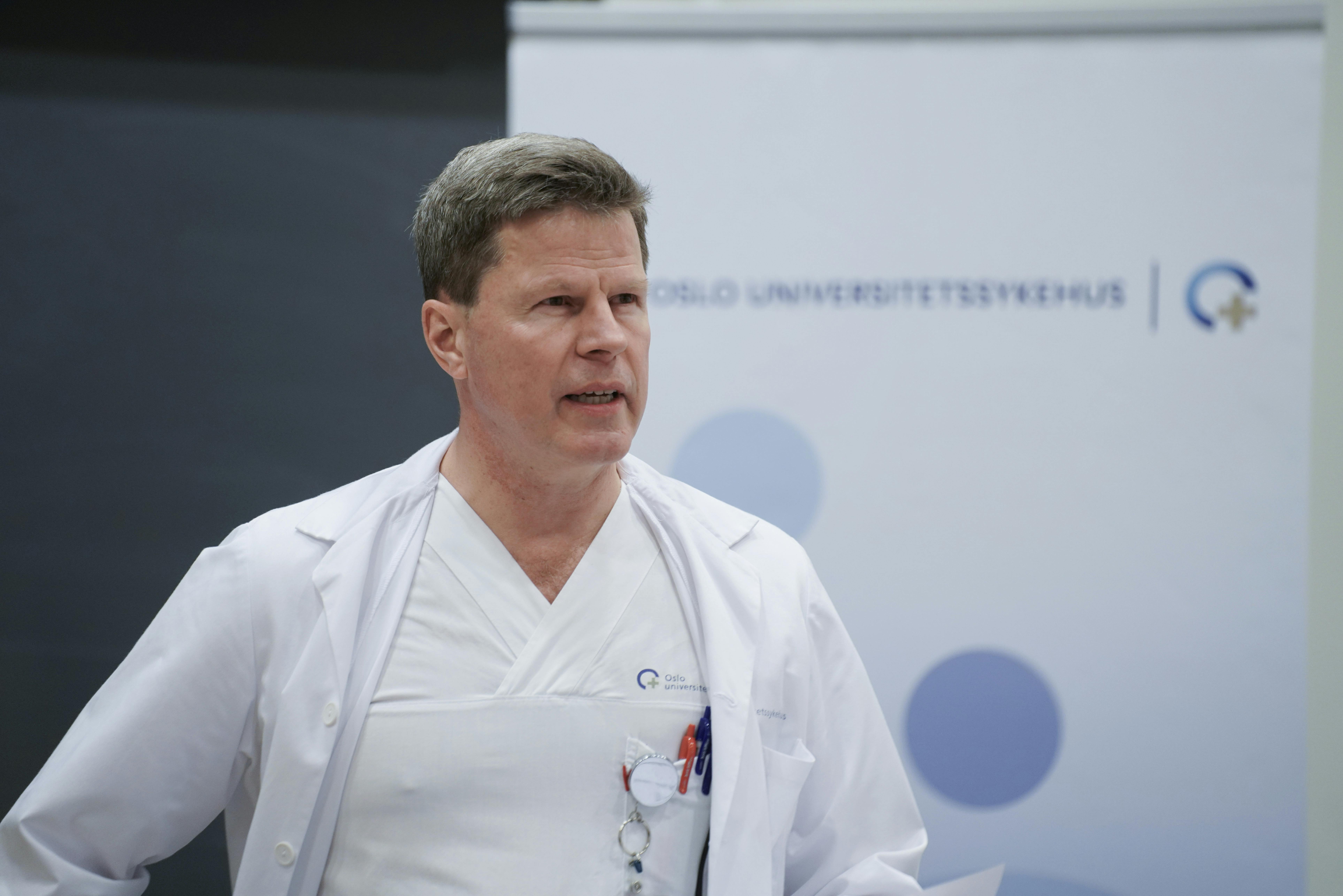 Are Martin Holm, lungelæge, specialist i intern medicin og lungemedicin, afdelingsleder og professor ved Rikshospitalet i Oslo orienterer om lungefibrose og lungetransplantation i kølvandet på nyheden om forværring af kronprinsesse Mette-Marits lungefibrose.