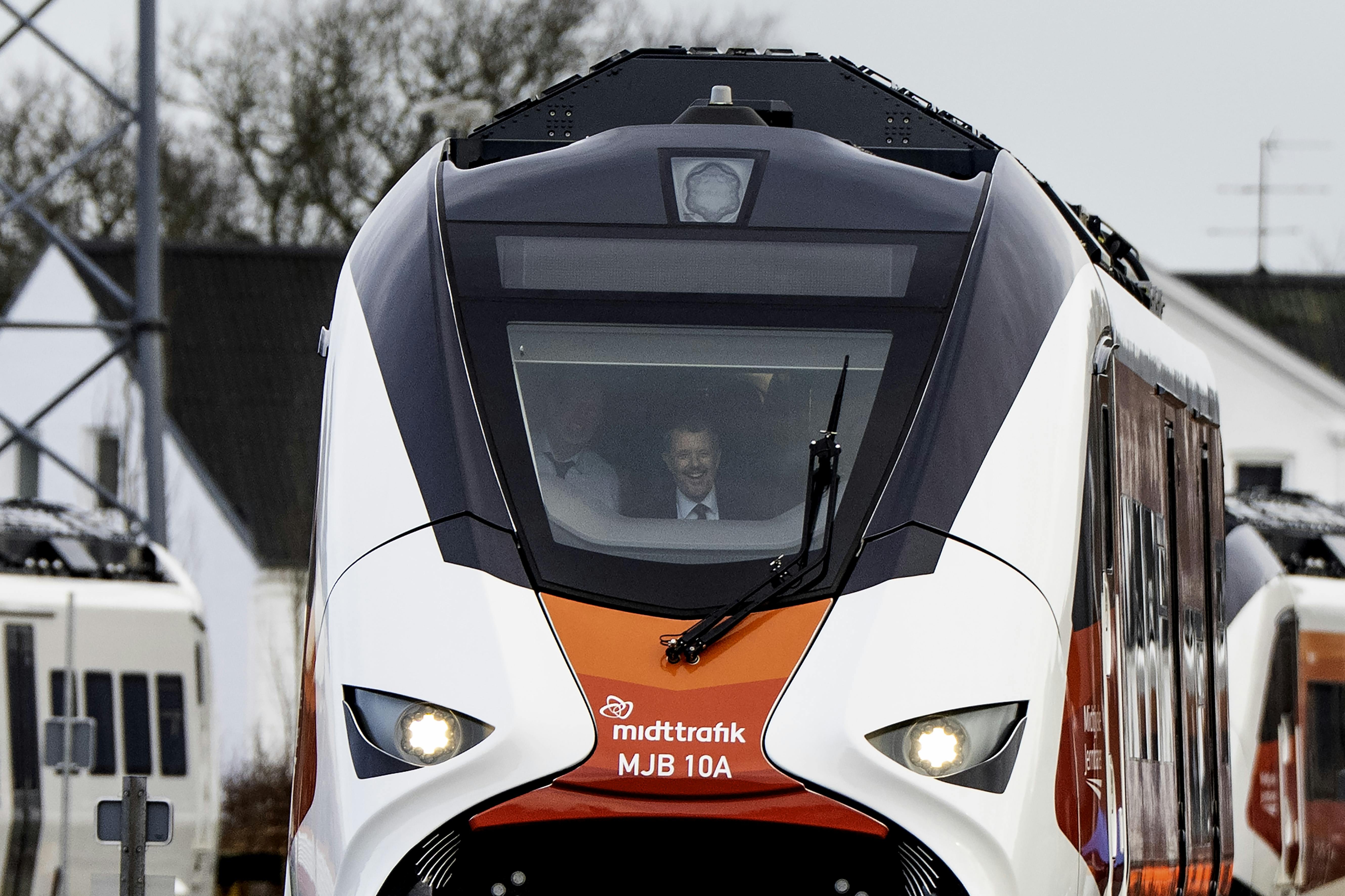 Kong Frederik fik lov at køre det nye batteritog, som han havde indviet fredag.