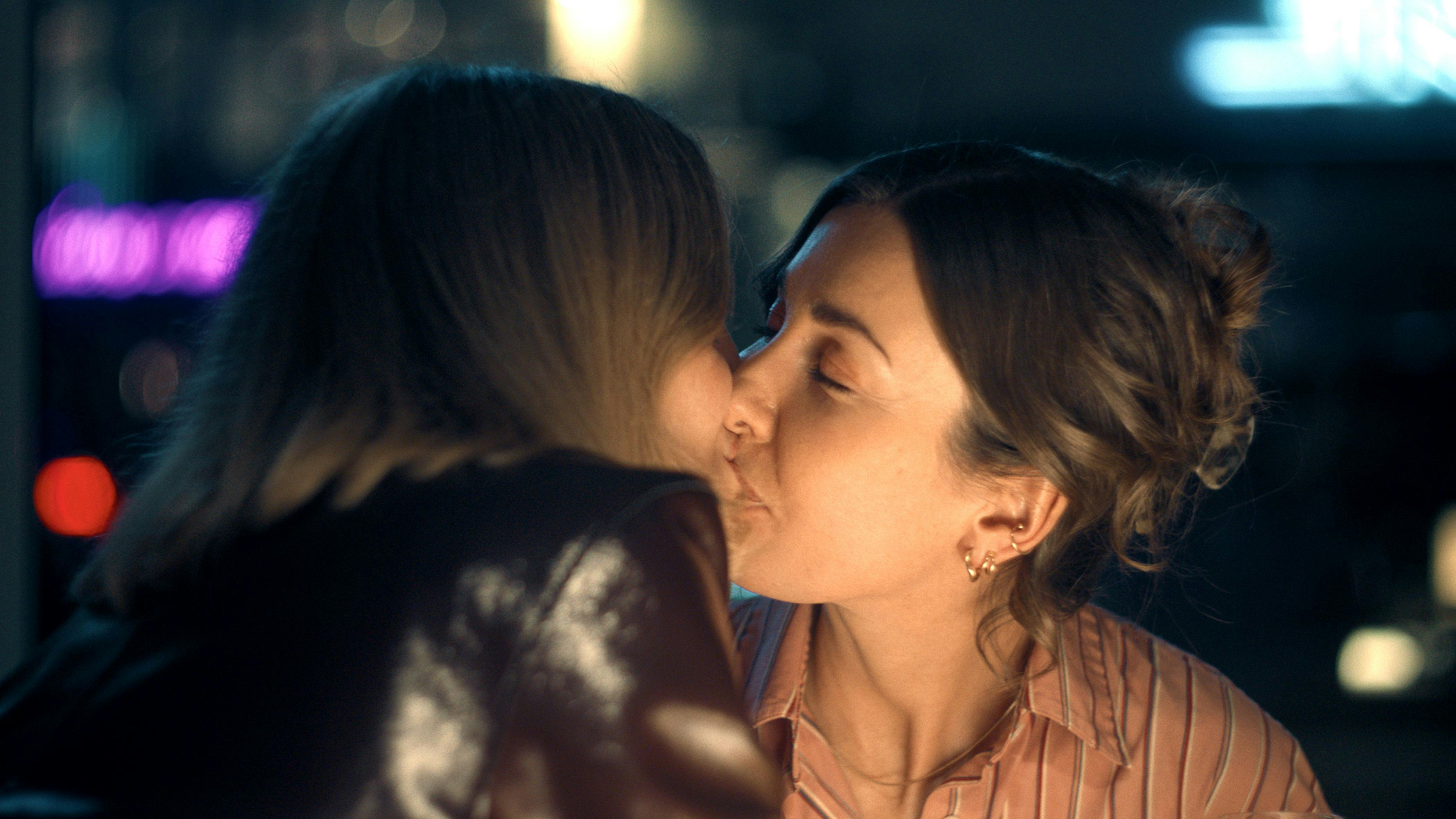 Undervejs i sæson to indleder Naja et romantisk forhold til sin investor - også selv om Cecilie modsat planen ikke er en mand.