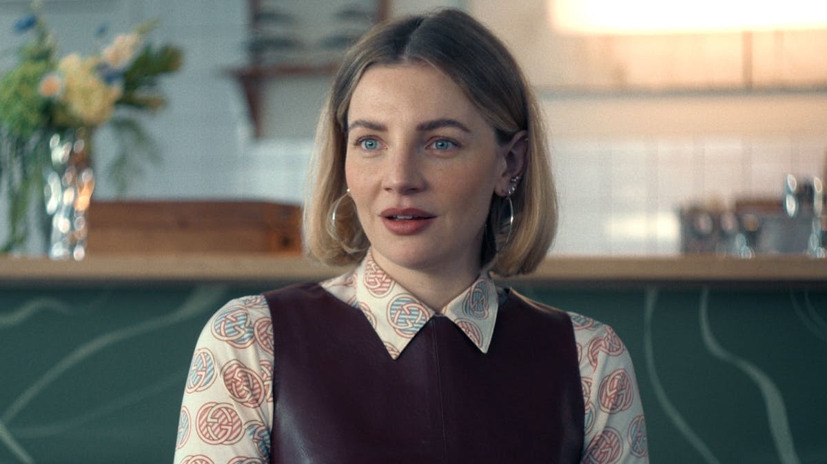 Molly Egelind spiller Cecilie i "Bag enhver mand".