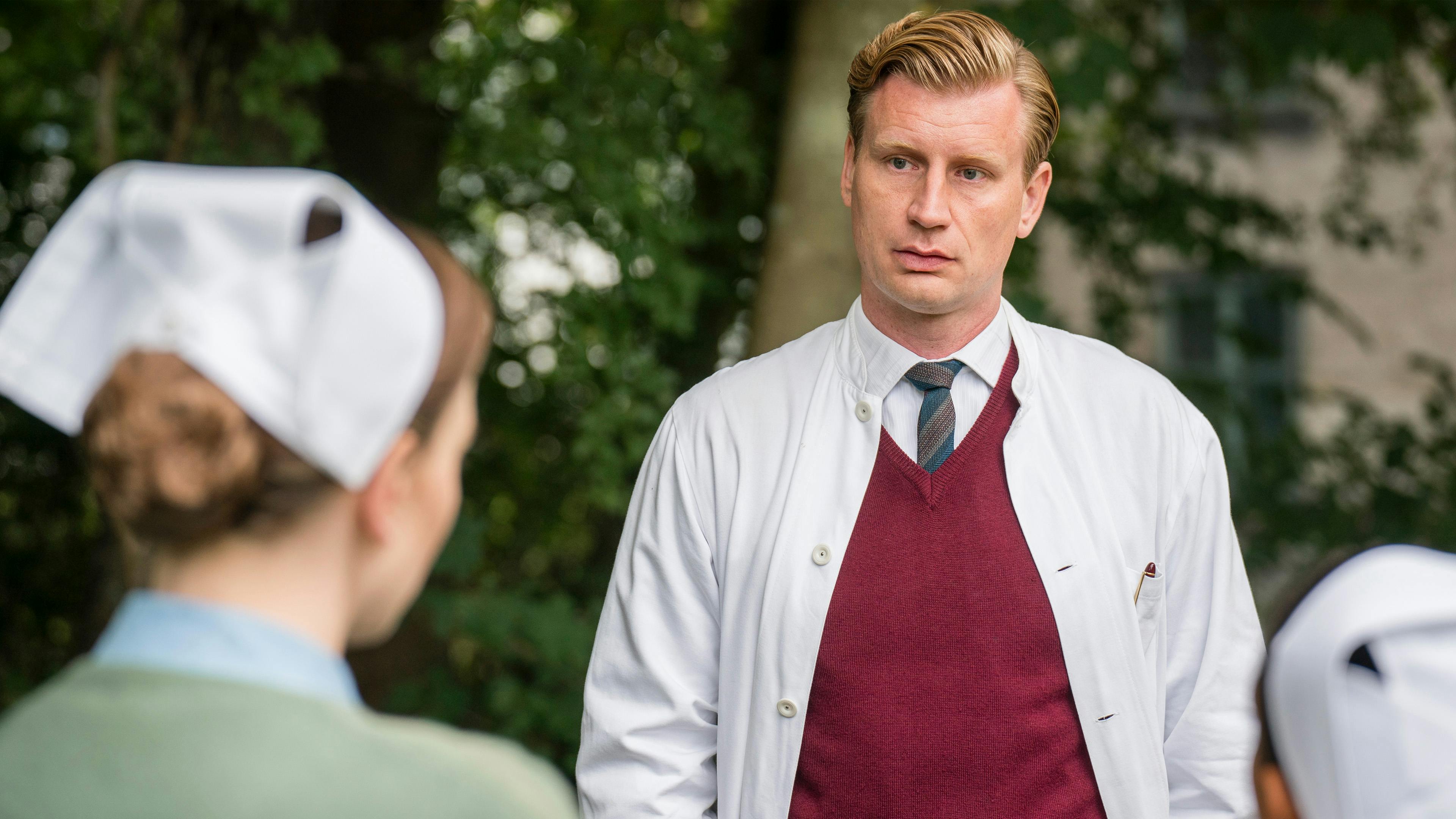 Andreas Jebro spiller den lidt onde og voldelige doktor Fischer, som har svært ved at give slip på ekskæresten Anna i "Sygeplejeskolen".