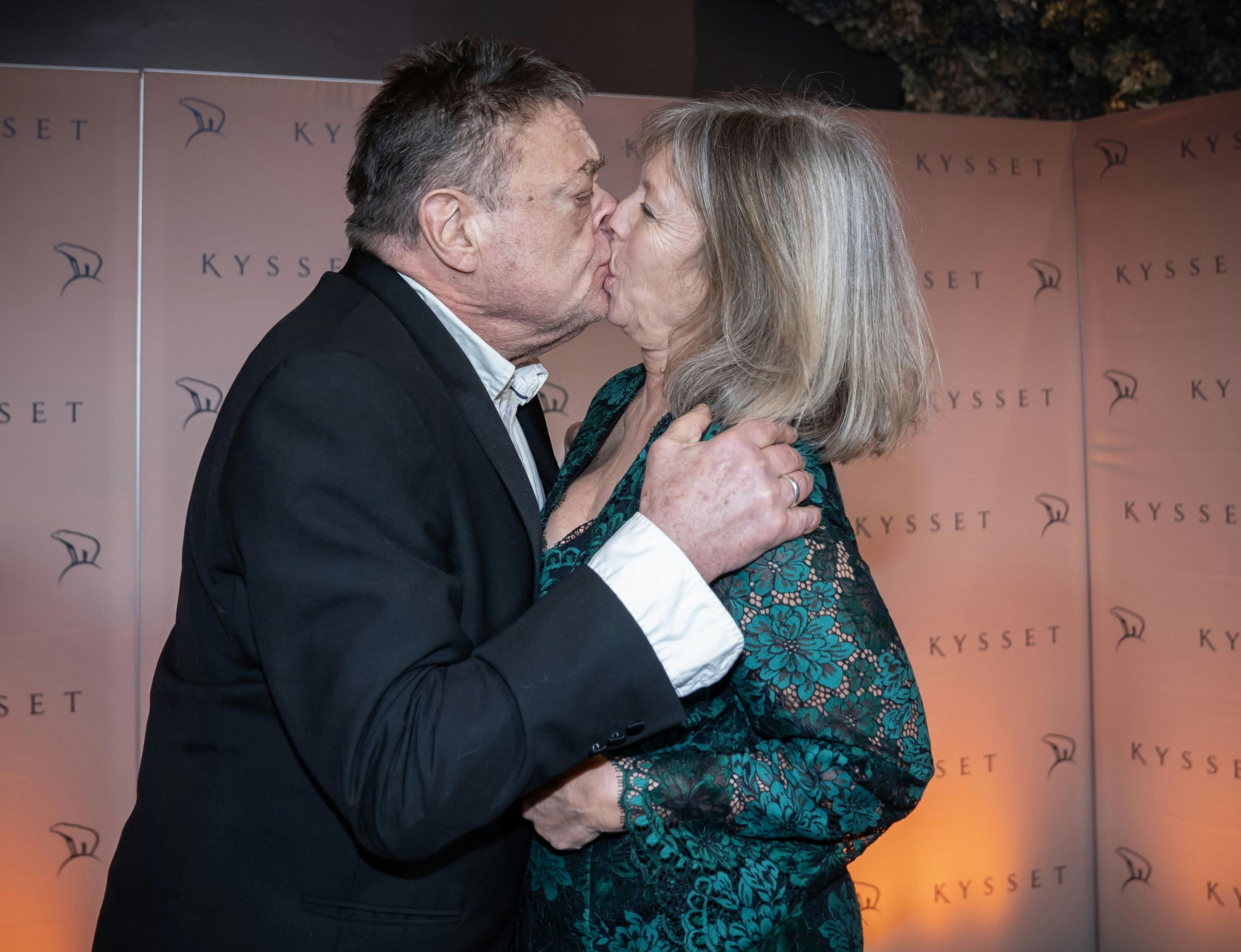 Kærligheden stråler ud af Tommy Kenter og hustruen Janne Hiort.