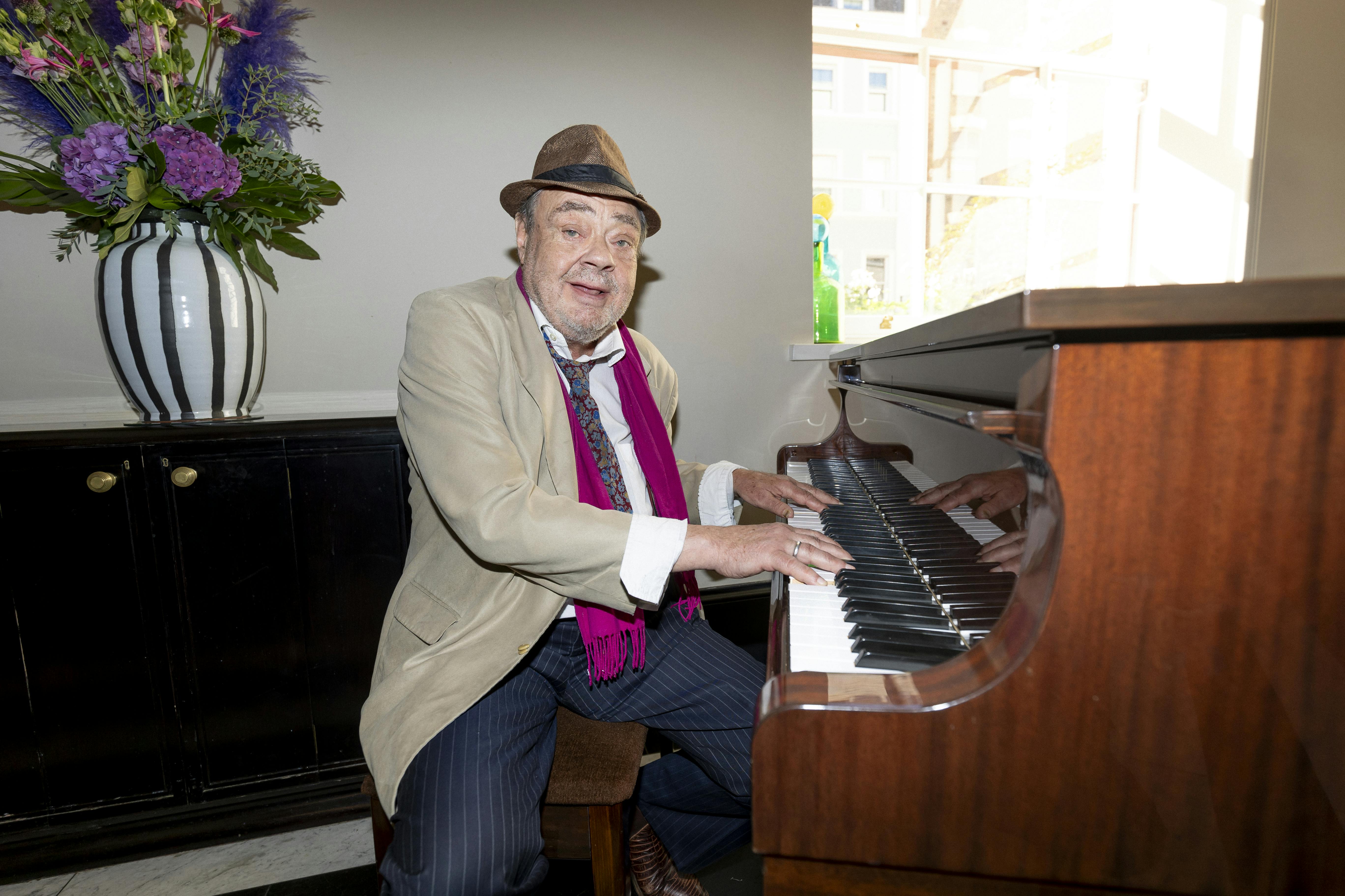 Tomy Kenter satte sig ved klaveret på Drury Lane-teateret i London, hvor musicalen til "My Fair Lady" havde premiere i 1958. 