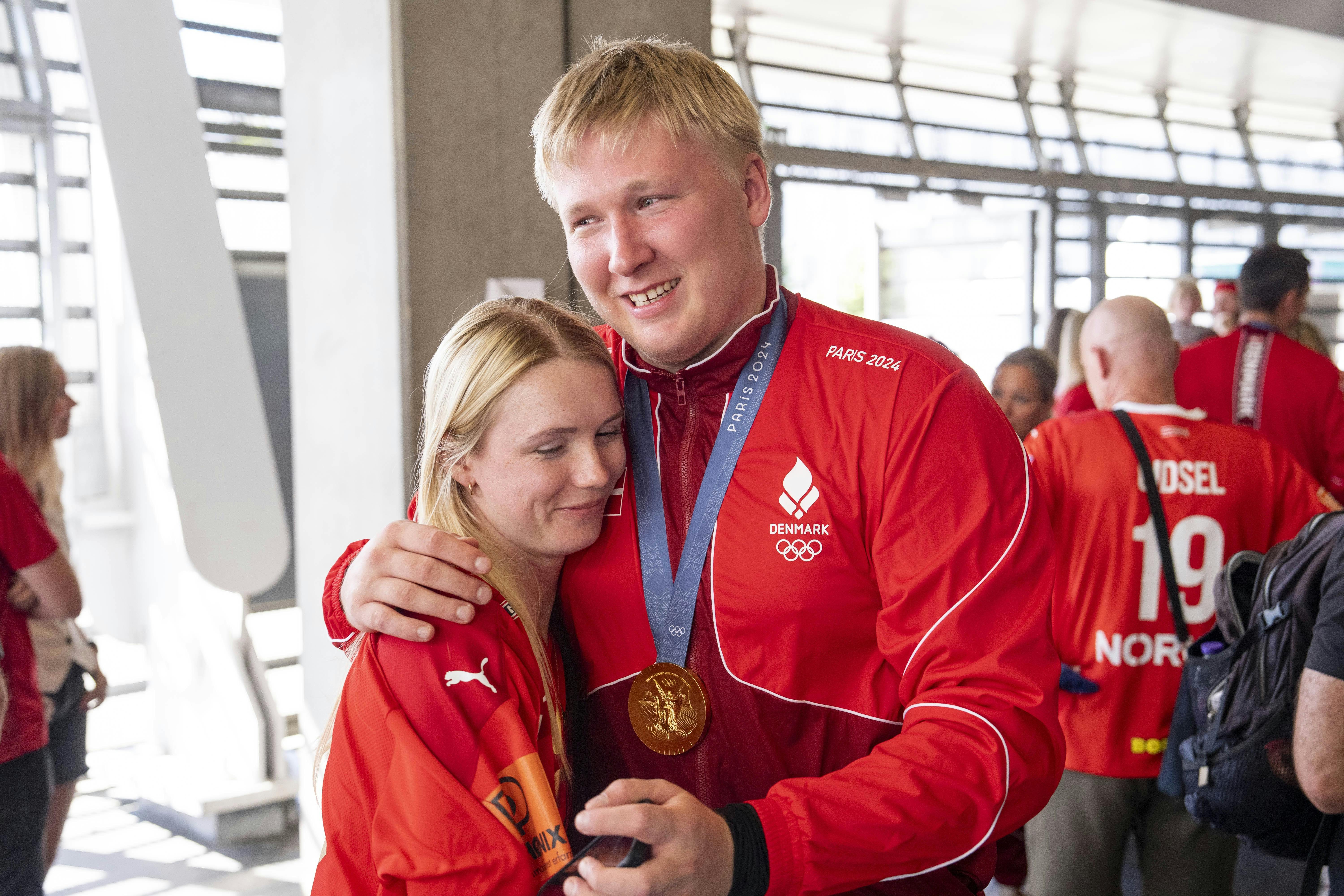 Emil Nielsen og kæresten Sara Maj til OL i 2024.