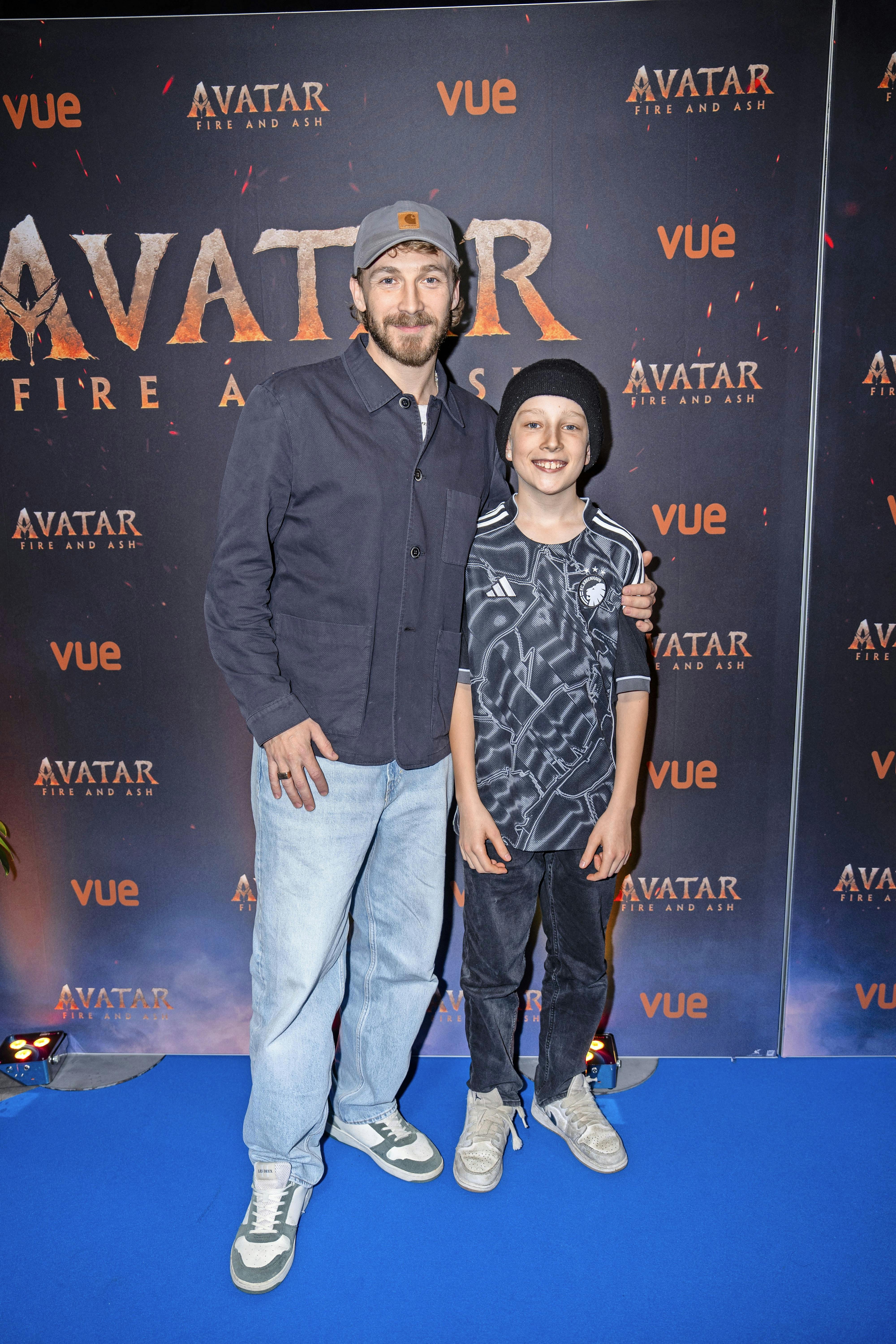 Andreas Jessen med sønnen Tristan til filmpremiere.