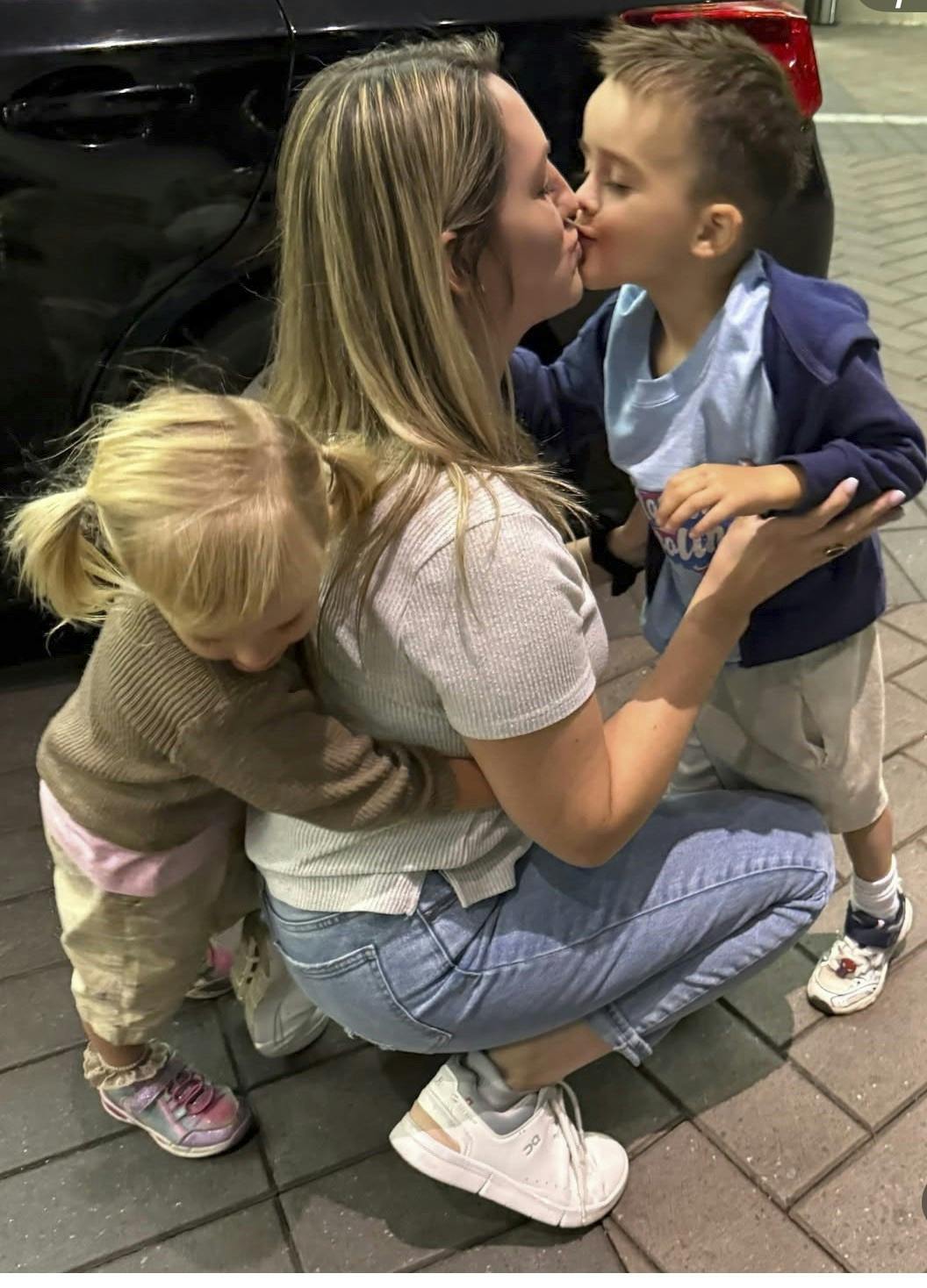 Dennis Knudsnes søn Noah kysser sin biologiske mor.