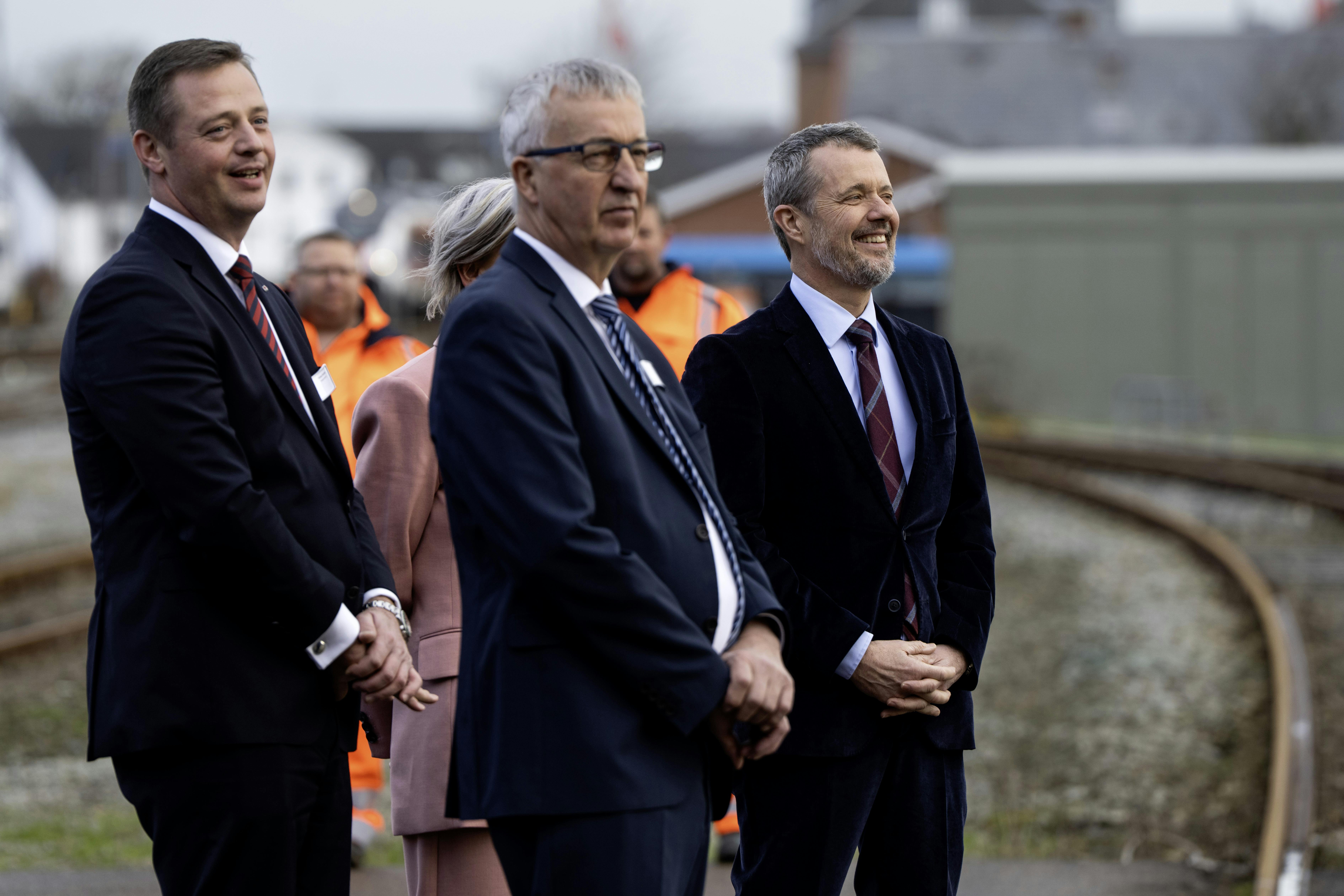 Kong Frederik havde selskab af transportminister Thomas Danielsen (tv.) på turen.