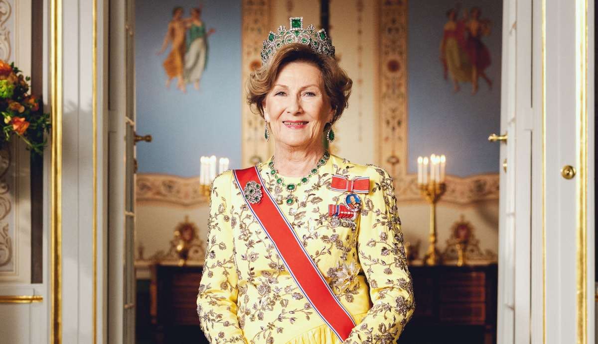 Dronning Sonja på nye officielle billeder fra kongehuset iført gallakjole fra Peter Dundas og smaragdiademet samt halskæde og øreringe fra samme smykkesæt. 