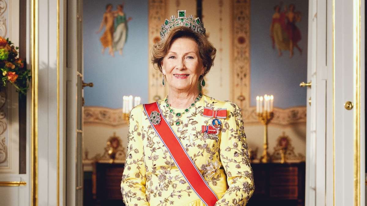Dronning Sonja på nye officielle billeder fra kongehuset iført gallakjole fra Peter Dundas og smaragdiademet samt halskæde og øreringe fra samme smykkesæt.