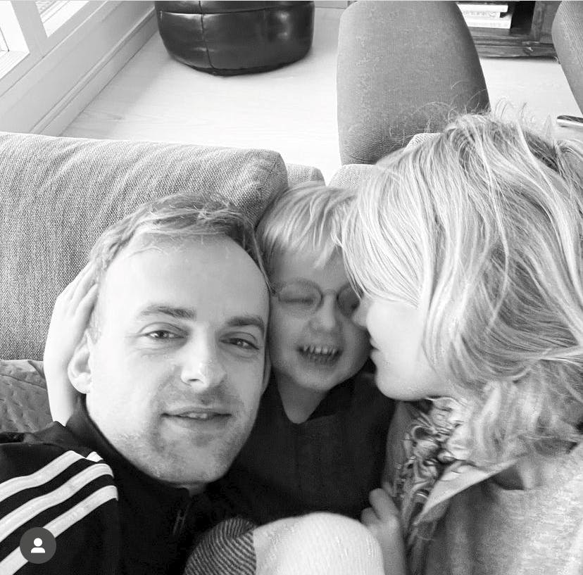 Mads Vad og Nana Vad Strand med sønnen Xander.