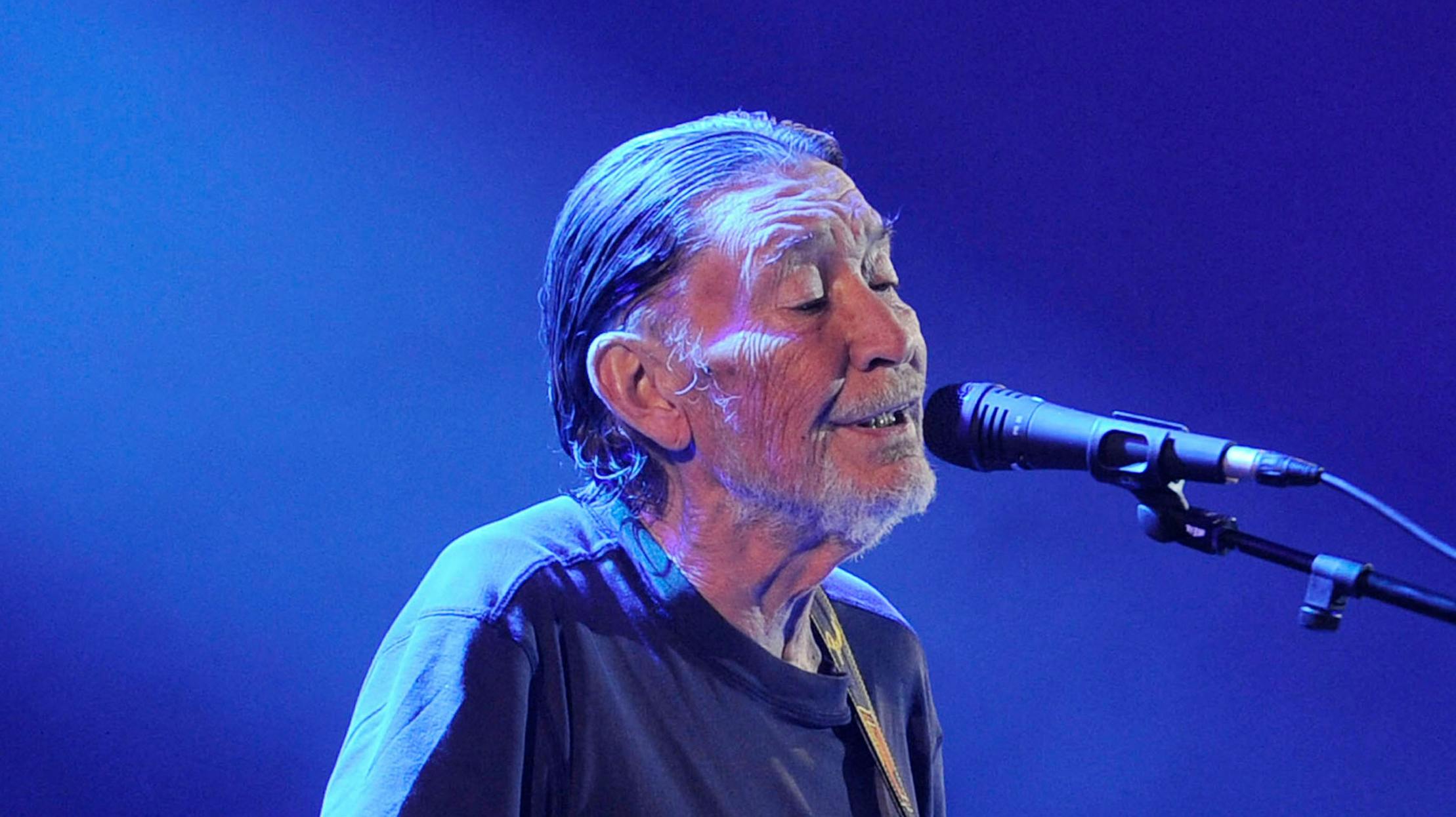 Chris Rea under en koncert i 2017.