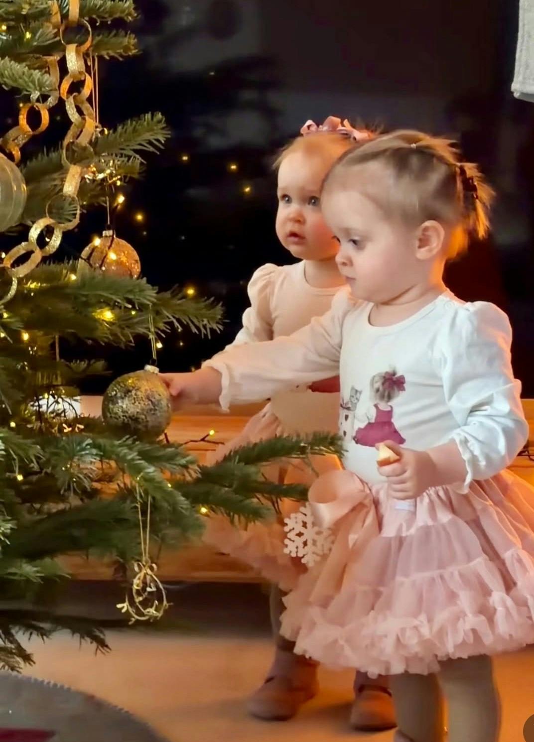 Emma (forrest) og Nora beundrer juletræet hjemme i Rødovre.