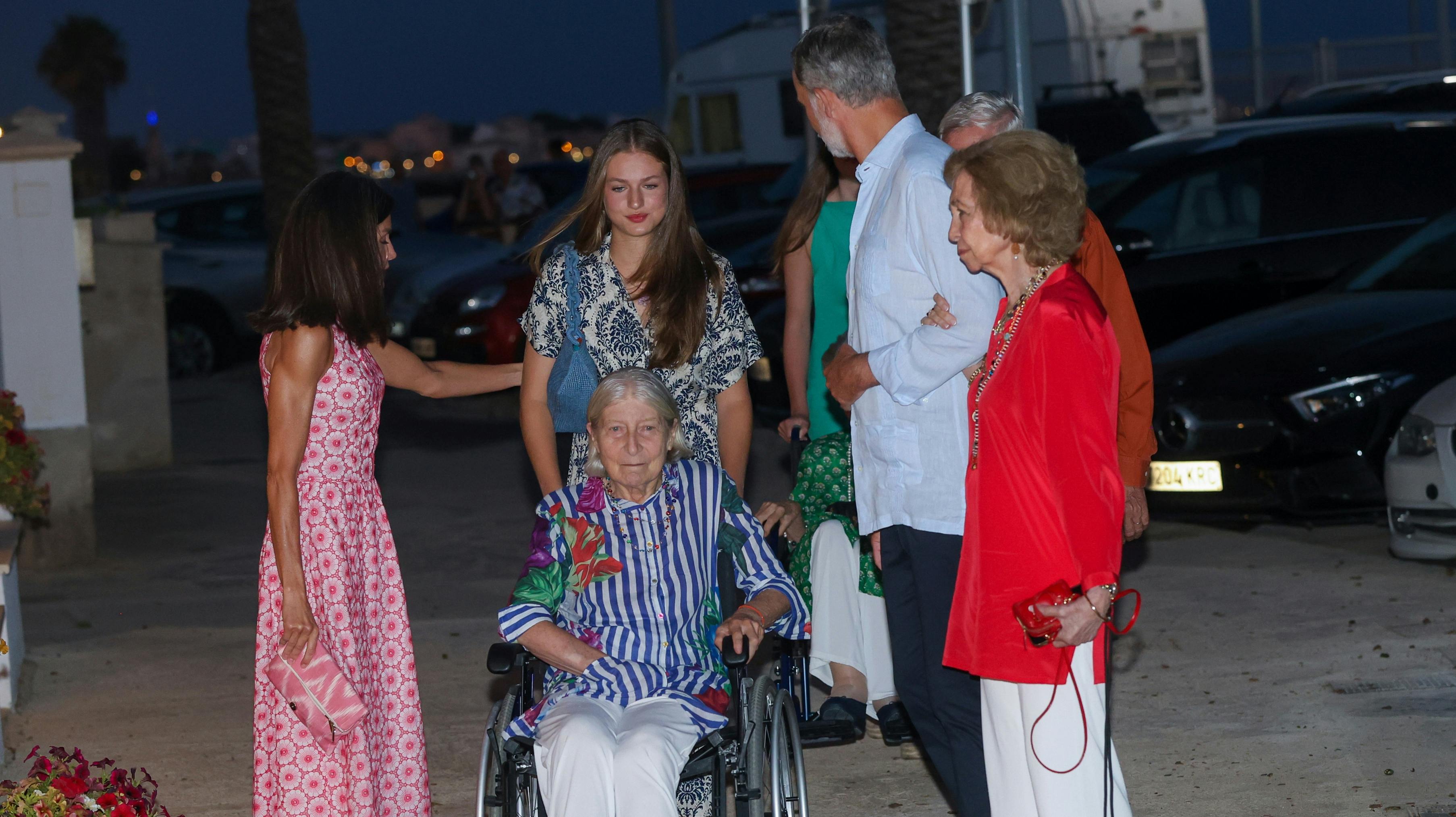Prinsesse Tatiana Radziwill i kørestol med den spanske kongefamilie på Mallorca i sommeren 2024.