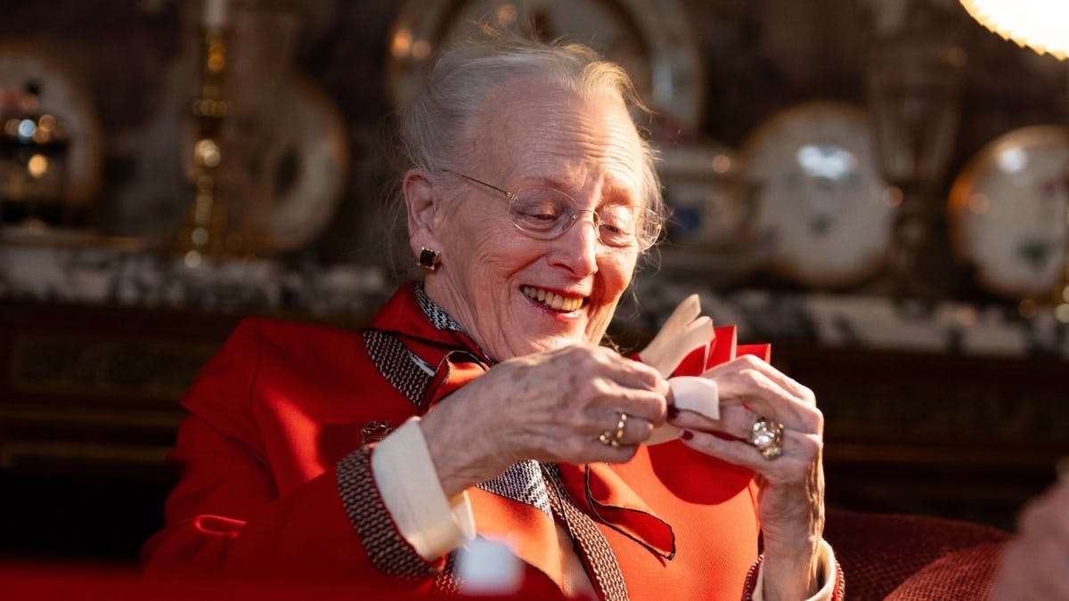 Dronning Margrethe på et af de nye billeder, hvor hun klipper julehjerter.