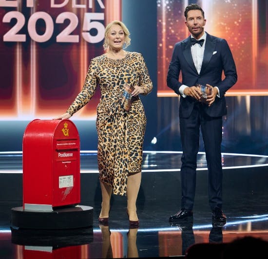 Stéphanie Surrugue og Kåre Quist fik en rød "robot"-postkasse på scenen