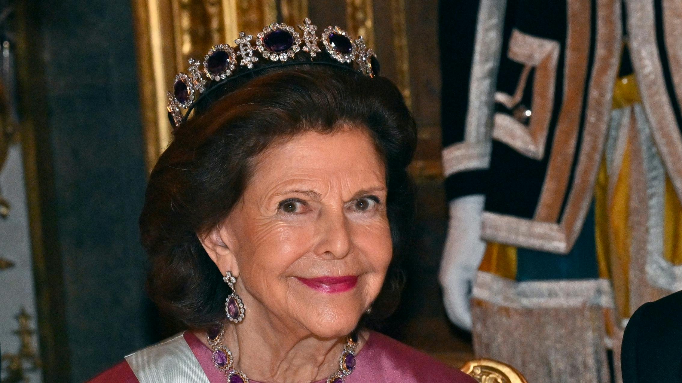 Dronning Silvia skal igen finde det pæne tøj frem, når hun i aften bliver fejret.