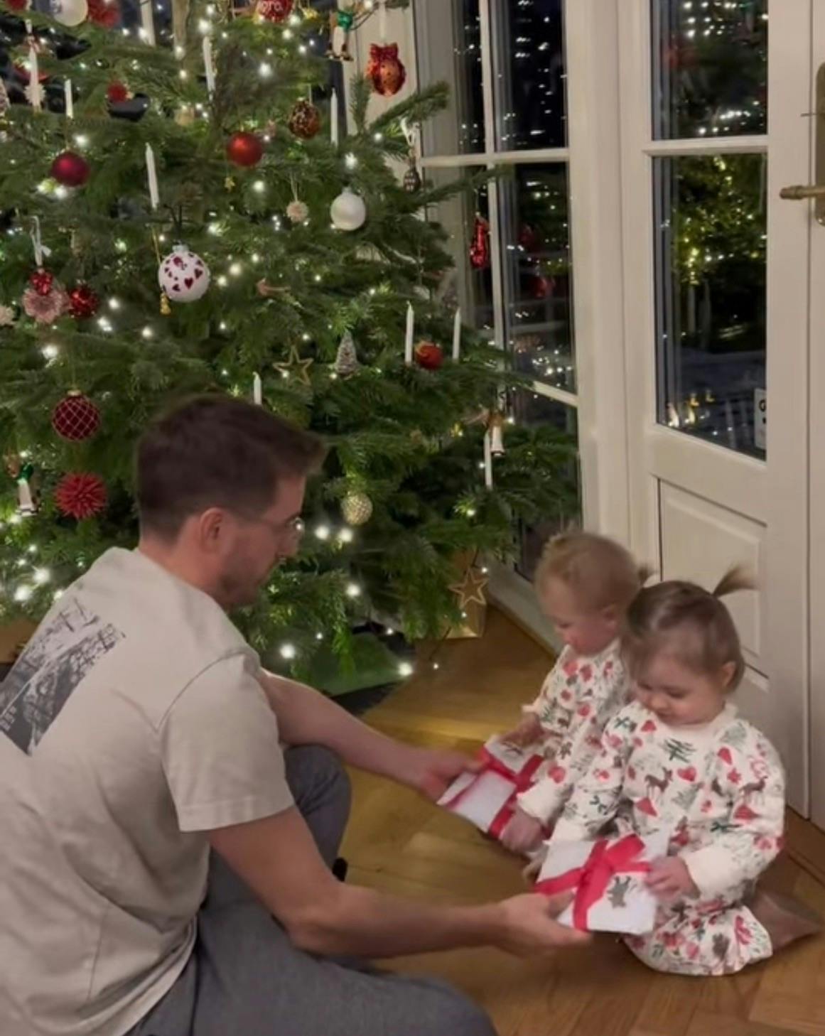 Frederik Haun hjælper Emma (forrest) og Nora med at pakke julegaver op. 