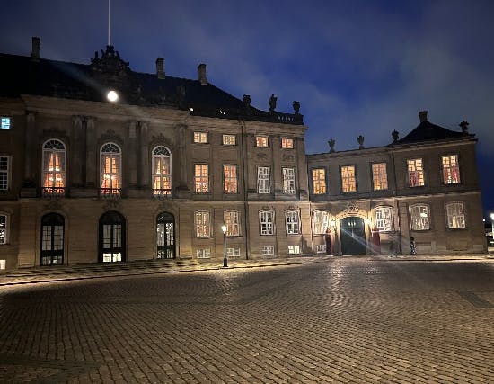 Folk på slotspladsen kan lillejuleaften nyde synet af kongeparrets palæ, der lyser flot op