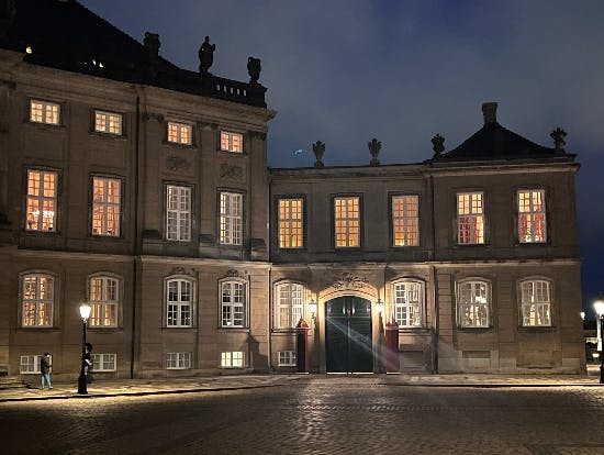 Kongeparrets palæ oser af julehygge i aften