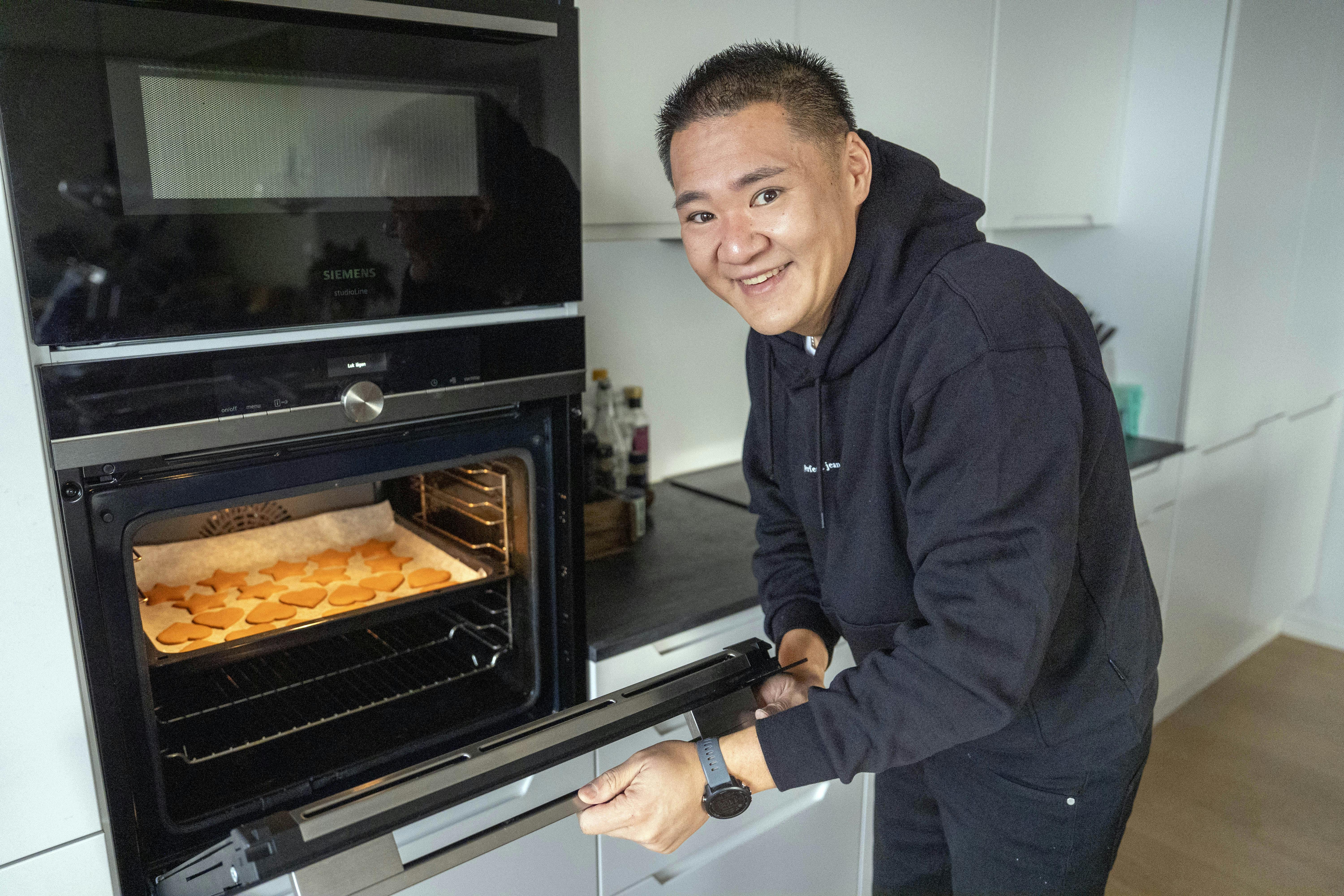 Micki Cheng tager kager ud af ovnen.