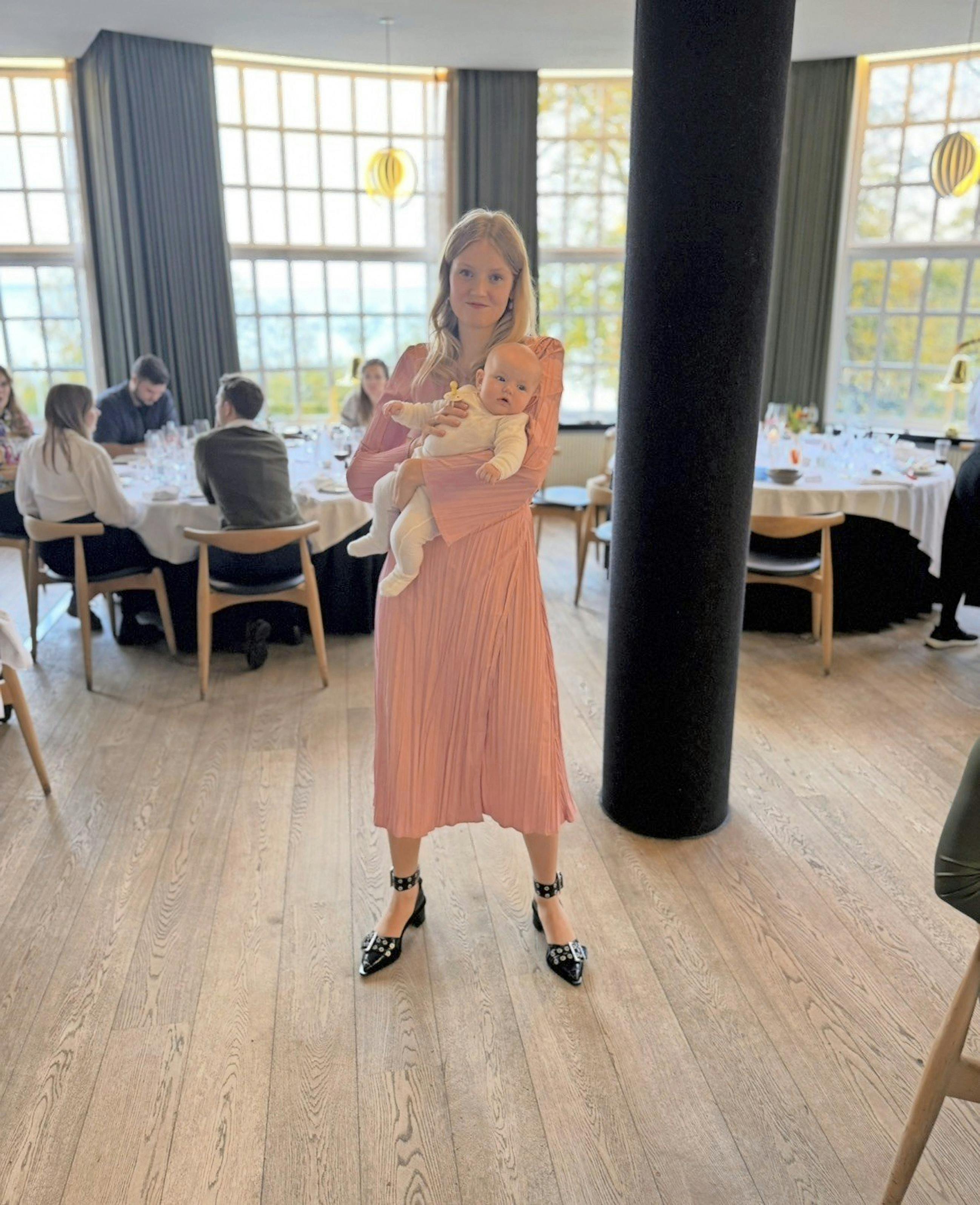 Nana med datteren Aya ved barnedåb 26. oktober 2025.